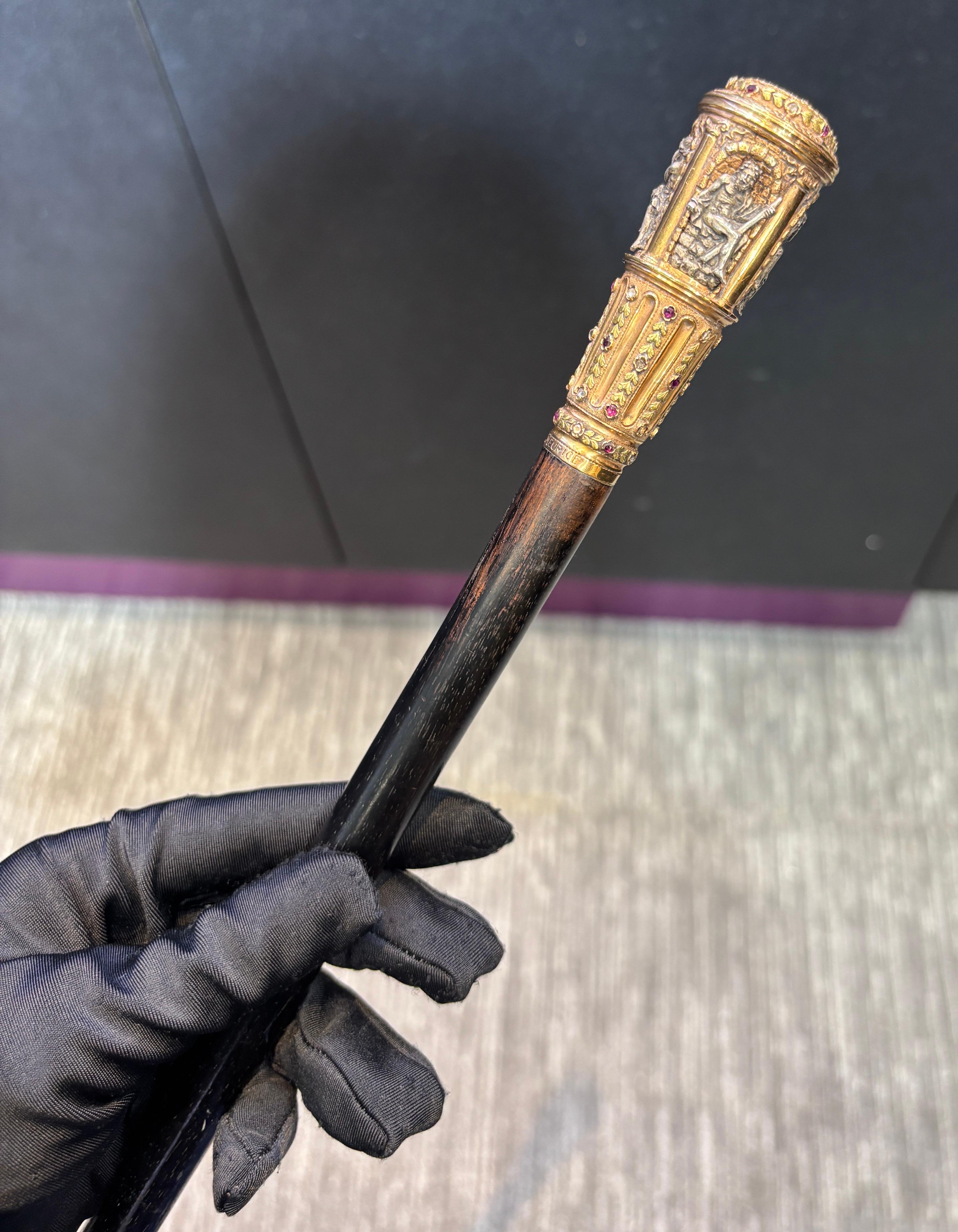 Froment-Meurice Canne ancienne à diamant et rubis pour les quatre rivières

Fabriqué vers 1870.

Canne présentant des décorations architecturales de figures classiques représentant les quatre principaux fleuves du monde. Orné de diamants et de rubis