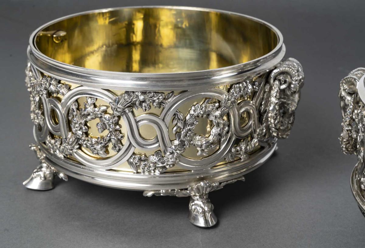 Centre de table en argent massif composé de trois jardinières, l'une ovale et les deux autres de chaque côté de forme ronde. Le décor ajouré révèle les intérieurs en laiton doré légèrement oxydé. Les bords sont finement ciselés avec des entrelacs et
