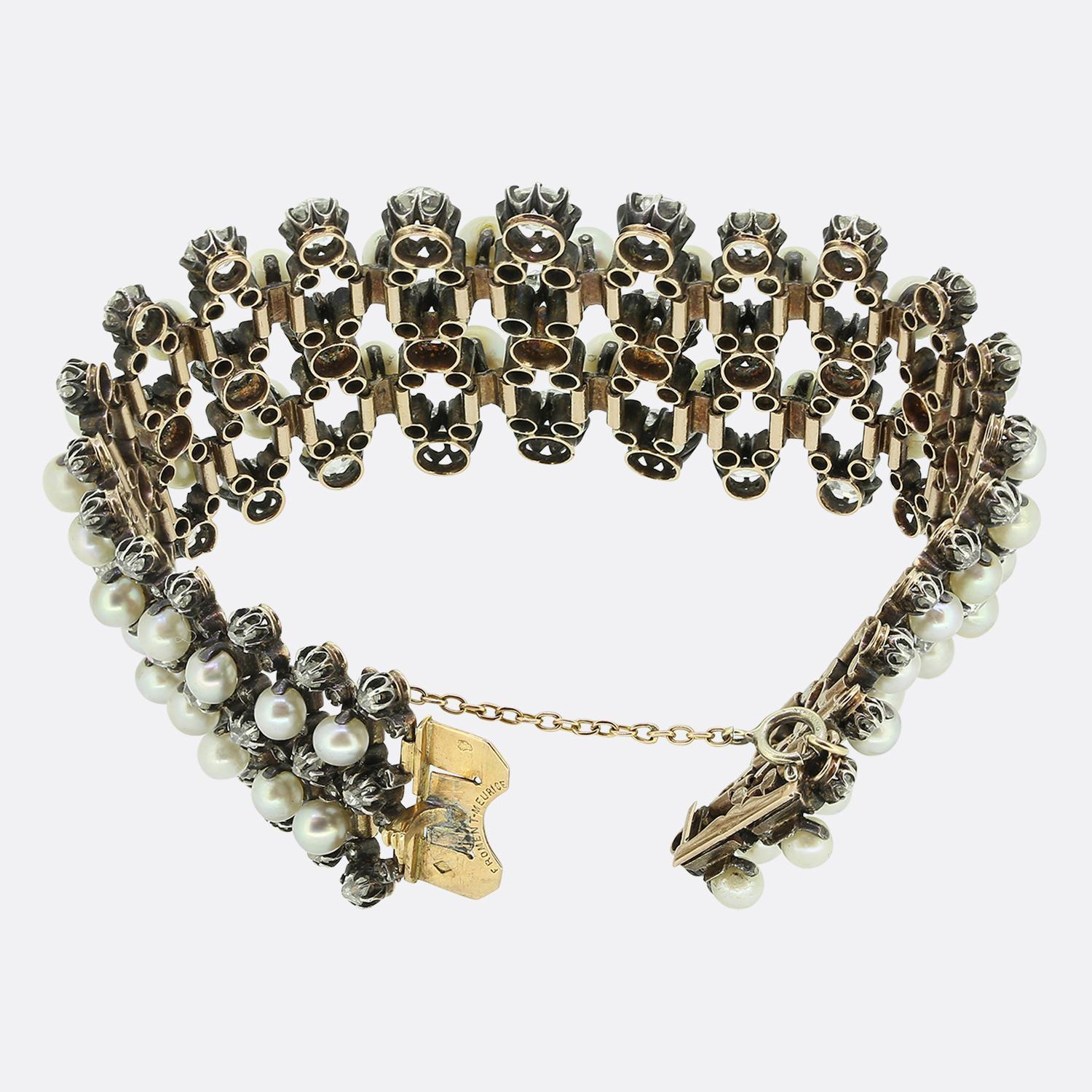 Nous avons ici un bracelet exquis de Froment-Meurice. 

Les bijoux anciens de Froment-Meurice sont extrêmement rares et recherchés par des collectionneurs raffinés du monde entier. La reine Victoria et le prince Albert sont de fervents admirateurs