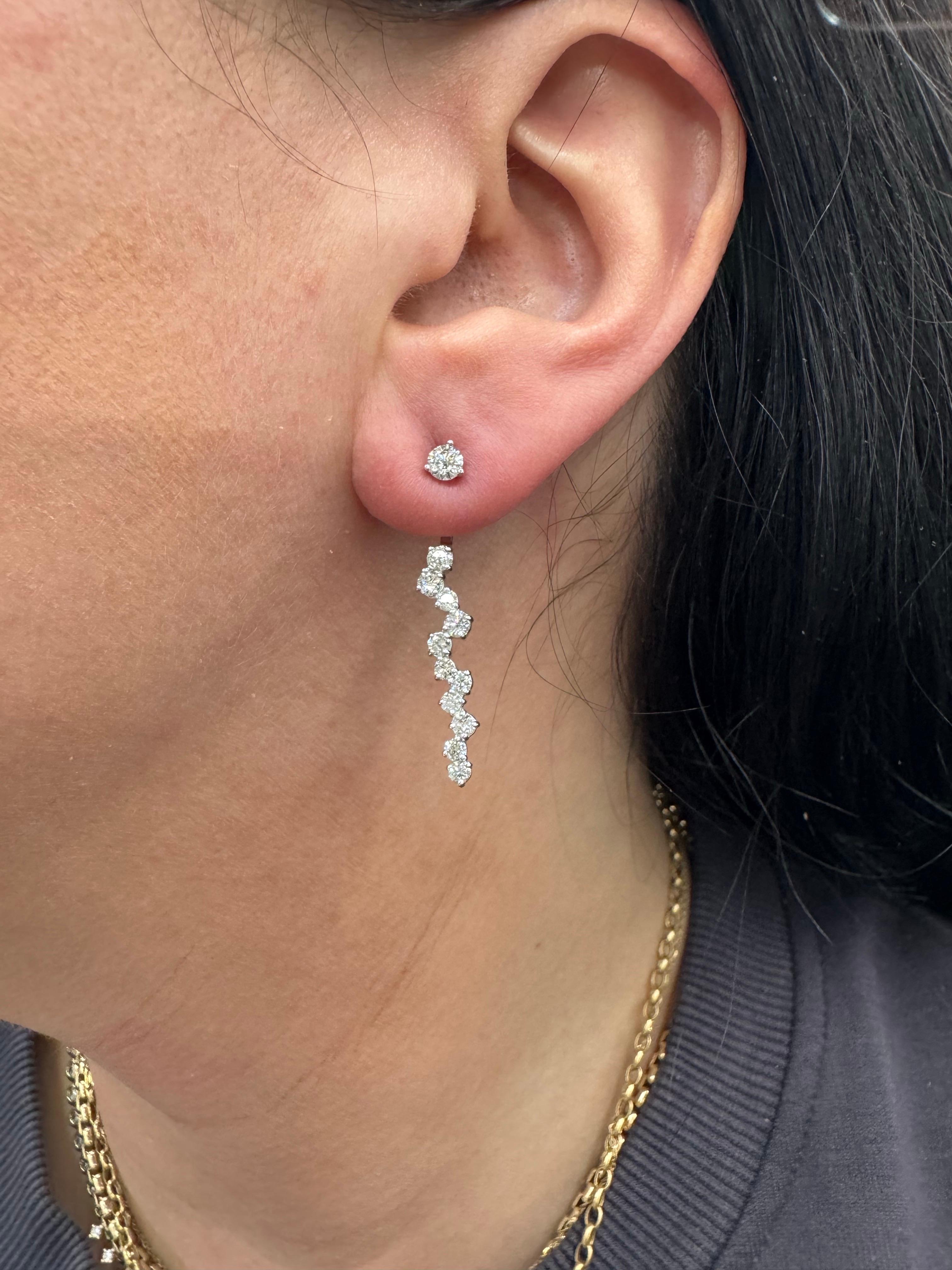 Front & Back Diamond Zig-Zag Drop Earrings 1.30 Carats 14 Karat White Gold Corte redondo en venta