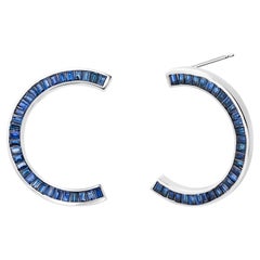 Boucles d'oreilles demi-lune de 1,30 pouce tournées vers l'avant et saphirs baguettes pesant 8,30 carats 