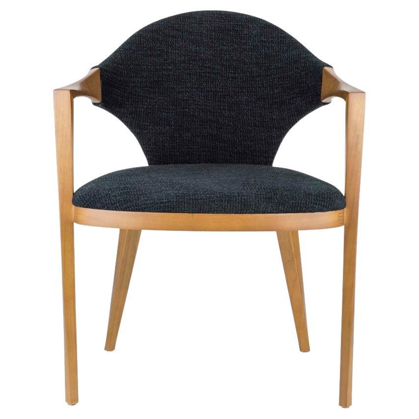 L'une des hypothèses du projet pour cette chaise était le dialogue formel intense entre différents matériaux comme le bois et le tissu. Les concepteurs sont parvenus à une trace qui interconnecte de manière fluide et continue ces deux