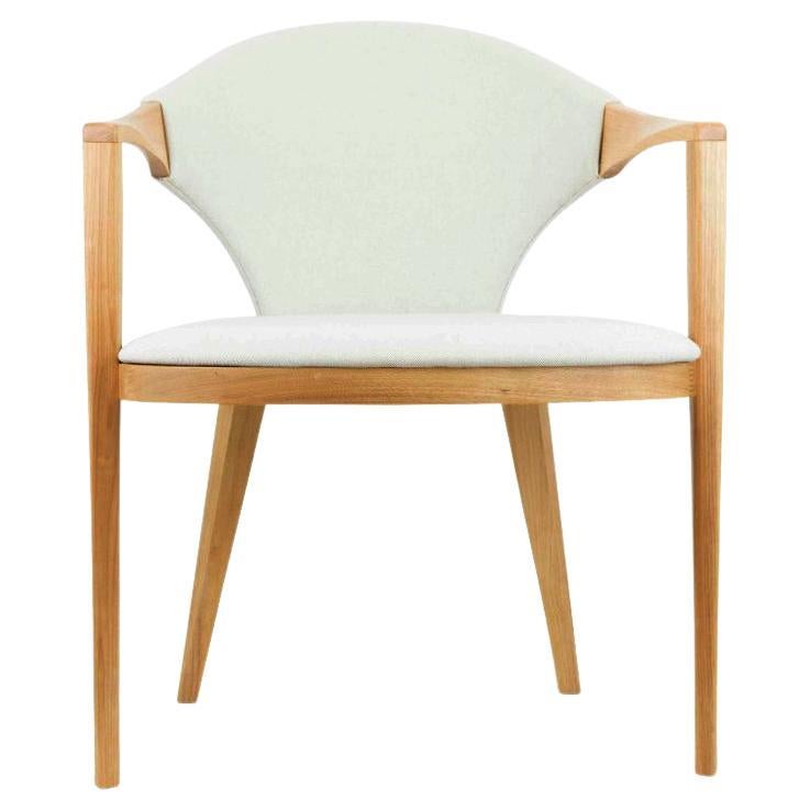 Eine der Projektannahmen für diesen Stuhl war der intensive formale Dialog zwischen verschiedenen Materialien wie Holz und Stoff. Die Designer haben eine Spur gefunden, die diese beiden Materialien fließend und kontinuierlich miteinander