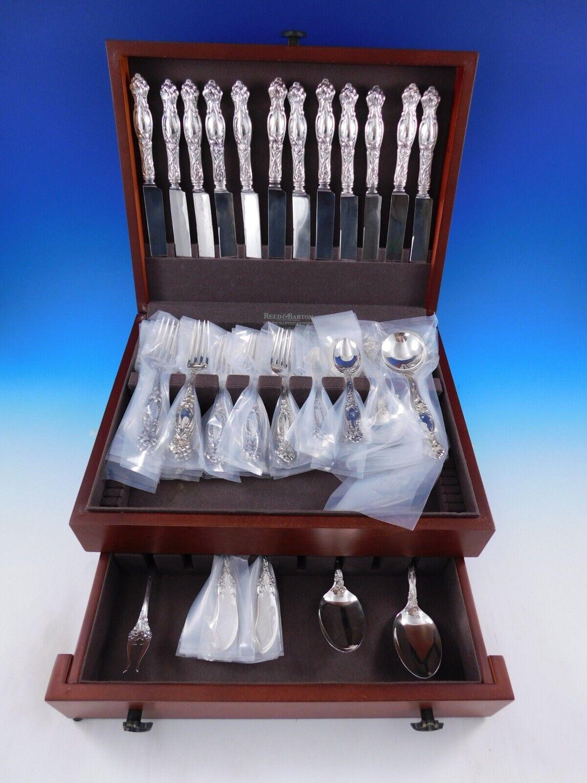 Dinner Size Frontenac by International Besteck aus Sterlingsilber - 75 Teile. Dieses Muster wurde im Jahr 1903 eingeführt und zeigt wunderschöne Jugendstil-Lilienblüten mit Blattverzierungen, die am Griff hinunterfließen. Dieses Set enthält:

12