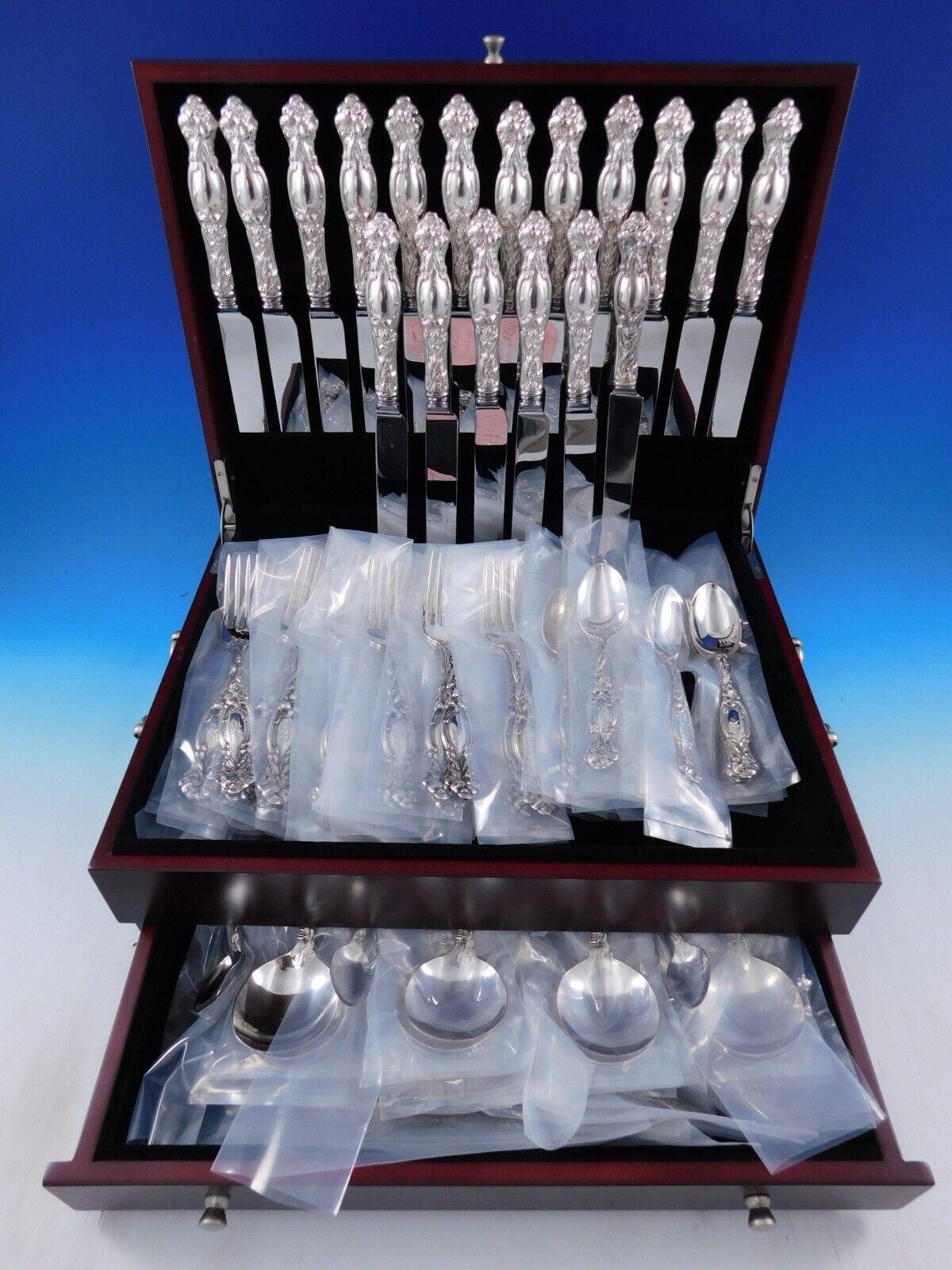 Wunderschönes Tafelbesteck Frontenac von International aus Sterlingsilber - 108 Teile. Dieses Muster wurde im Jahr 1903 eingeführt und zeigt wunderschöne Jugendstil-Lilienblüten mit Blattverzierungen, die am Griff hinunterfließen. Dieses Set