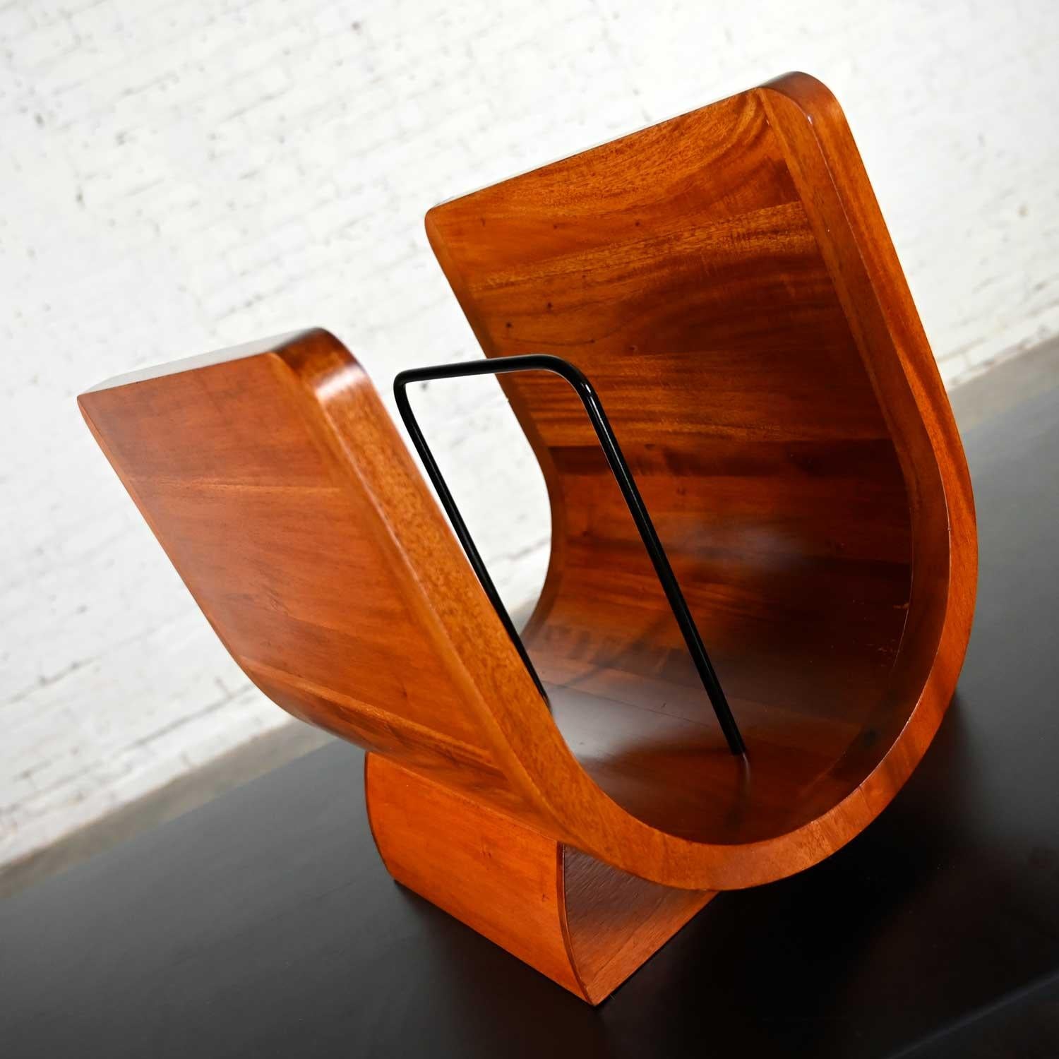 Wonderful solid teak vintage modern u-shaped magazine holder from Frontgate. Beautiful condition, keeping in mind that this is vintage and not new so will have signs of use and wear. Please see photos and zoom in for details. We attempt to portray