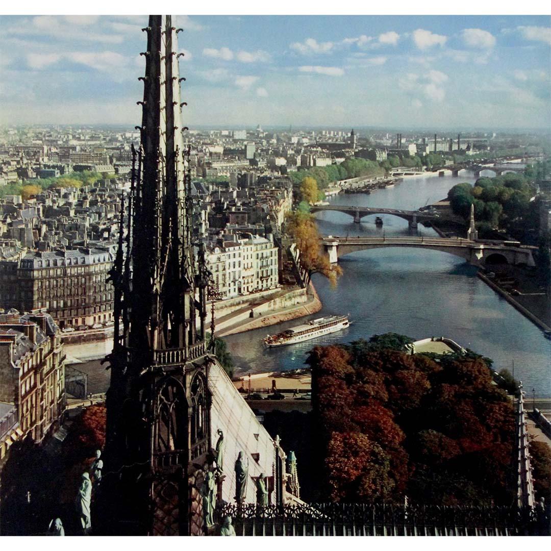 Poster di viaggio del 1960 fotografato da Fronval - Paris vu du haut de Notre-Dame in vendita 2