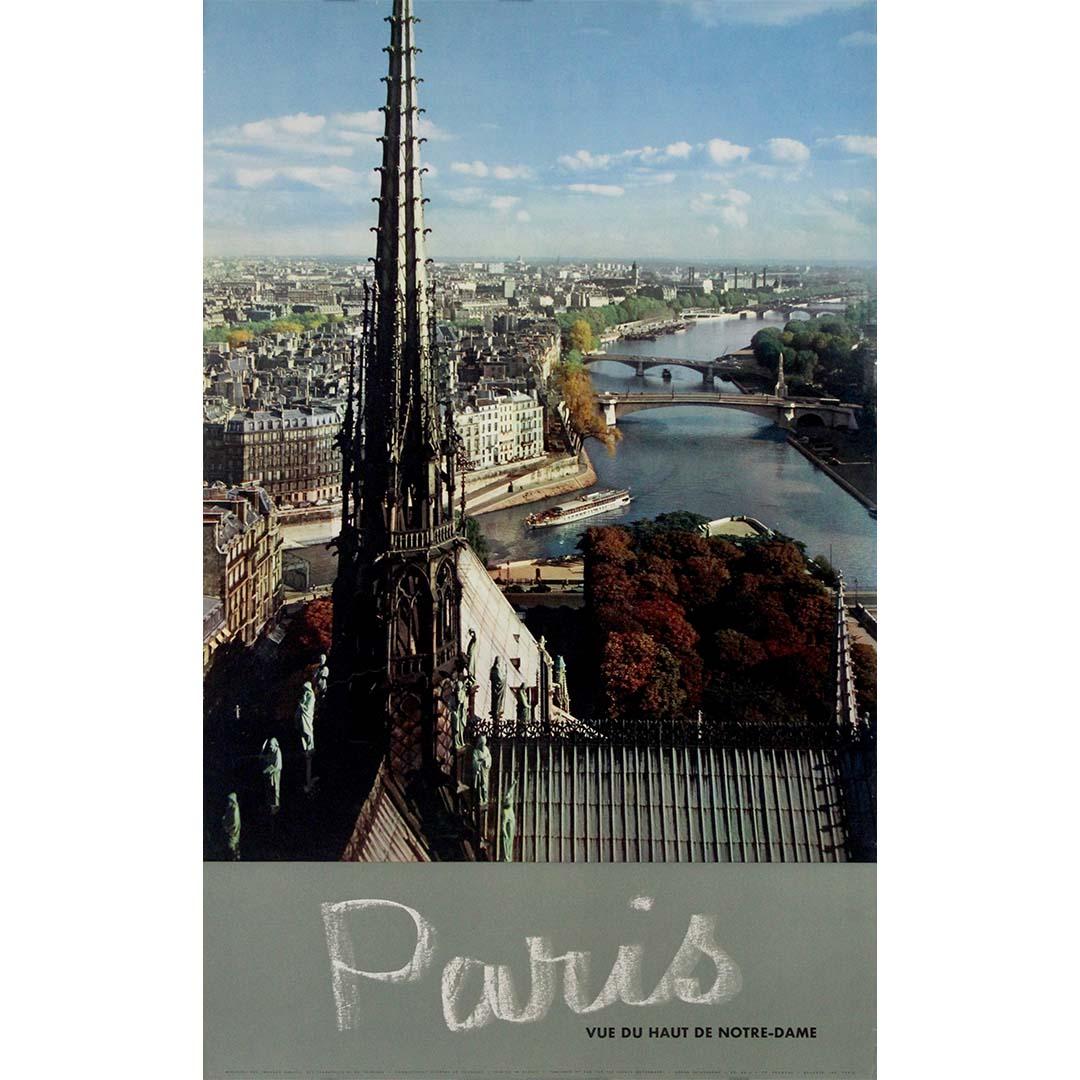 Questo splendido poster di viaggio del 1960, con una fotografia di Fronval, cattura una delle prospettive più mozzafiato di Parigi: una vista a volo d'uccello dalla cima della Cattedrale di Notre-Dame. Pubblicata nell'ambito di una campagna