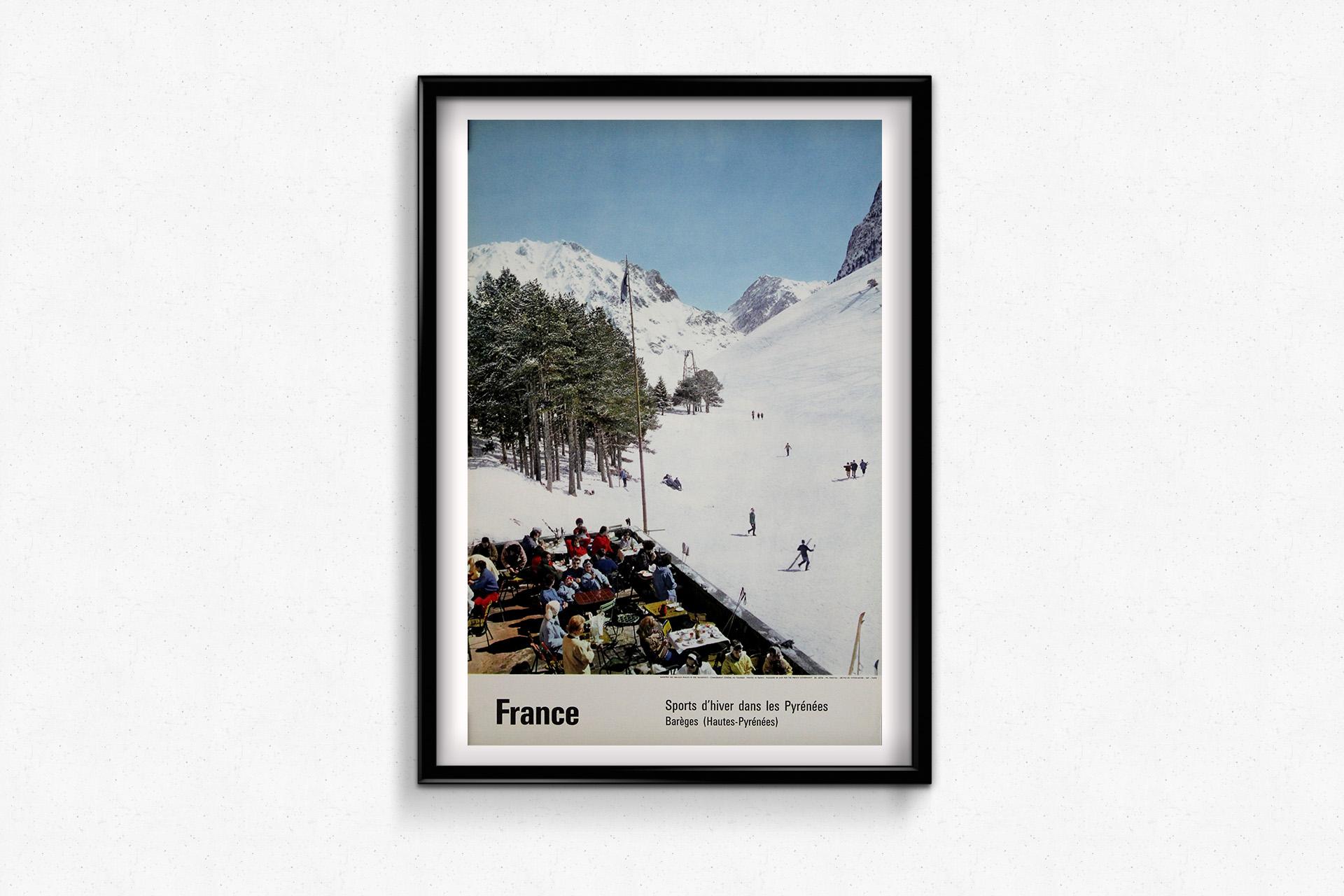 Cette affiche de voyage vintage de 1962, photographiée par Fronval, fait la promotion de Barèges, l'une des plus anciennes stations de ski des Hautes-Pyrénées, en France. La composition mêle magistralement les loisirs et le sport, montrant des