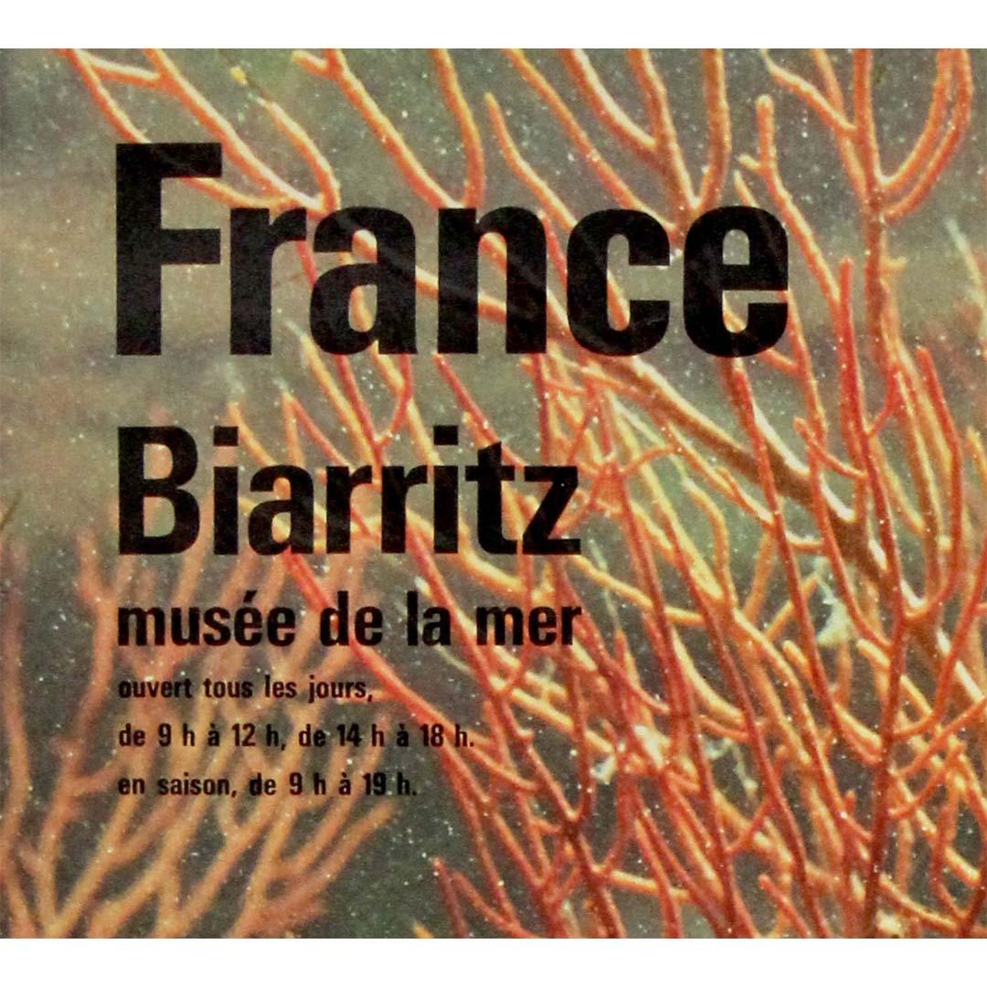Manifesto di viaggio originale del 1966 di Fronval - Biarritz - Musée de la mer in vendita 2