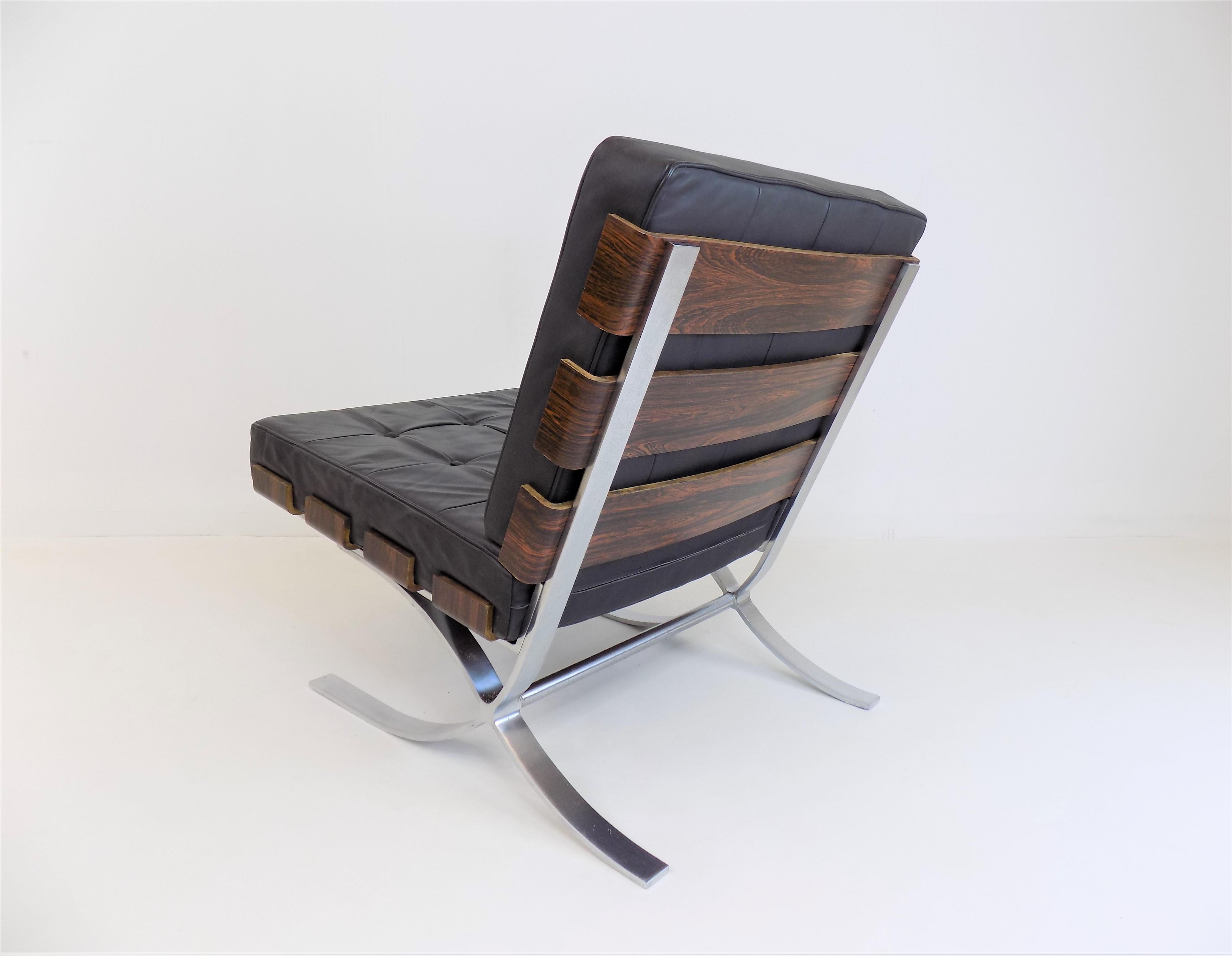 A Fröscher Barcelona chair in excellent condition with genuine leather cushions. The leather of the armchair is flawless, the suspension under the seat cushion has been renewed and the rosewood slats of the armchair are in very good condition. The
