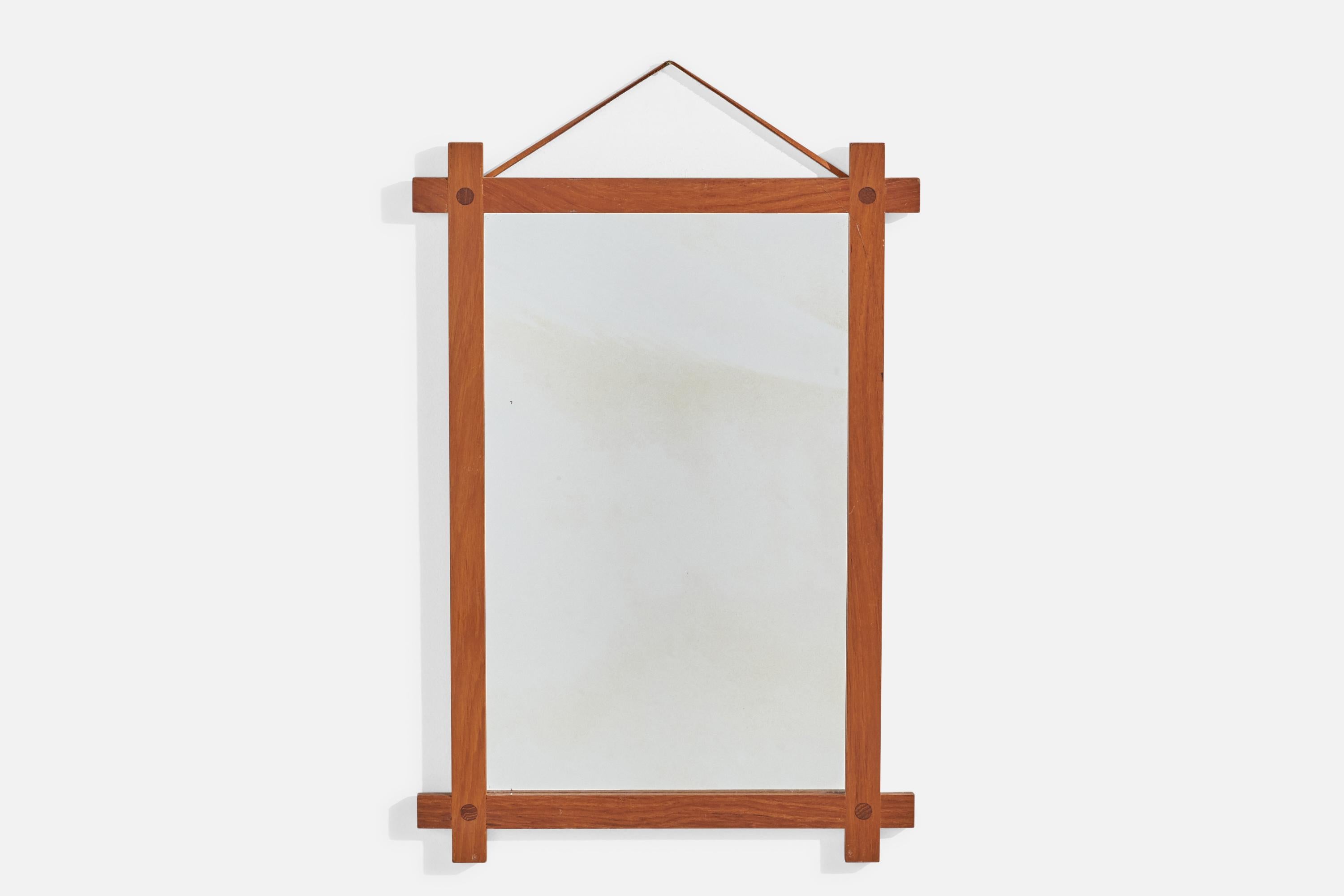 Miroir mural en teck massif et cuir conçu et produit par Fröseke, AB Nybrofabriken, Suède, années 1960. Labellisé.


