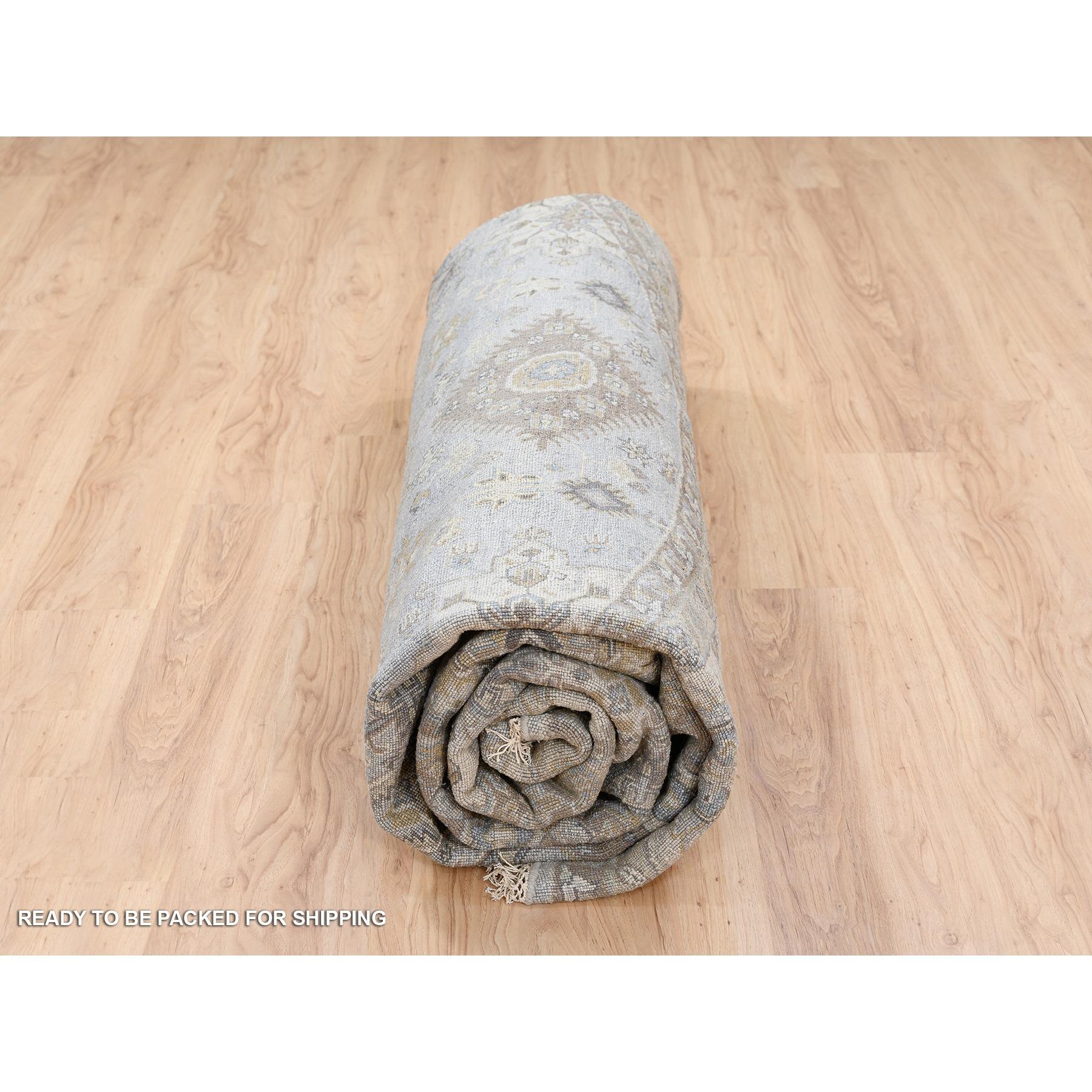 Handgeknüpfter runder Wollteppich in mattiertem grauem Karajeh und geometrischem Design 12' x 12' im Angebot 3