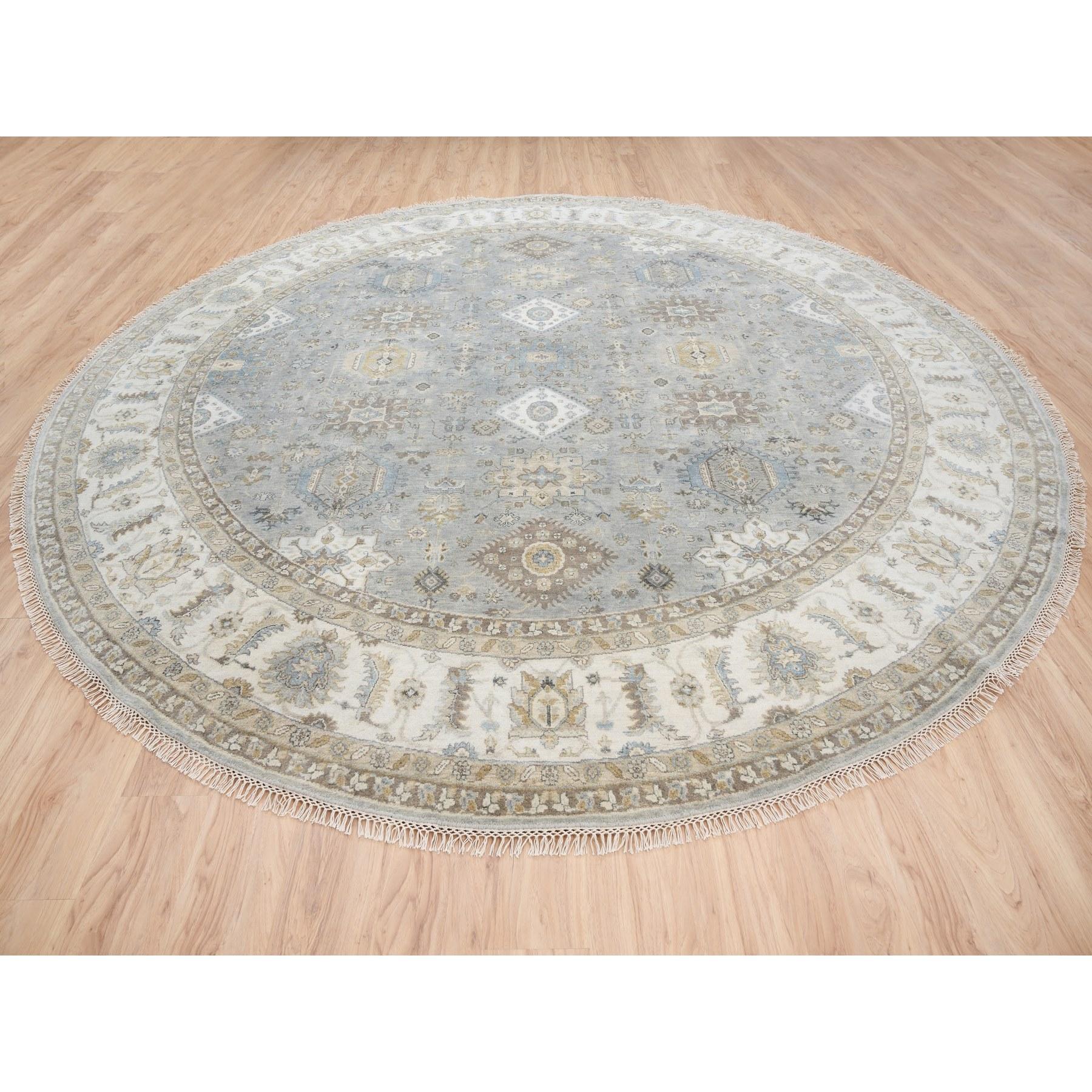 Handgeknüpfter runder Wollteppich in mattiertem grauem Karajeh und geometrischem Design 12' x 12' (Stammeskunst) im Angebot