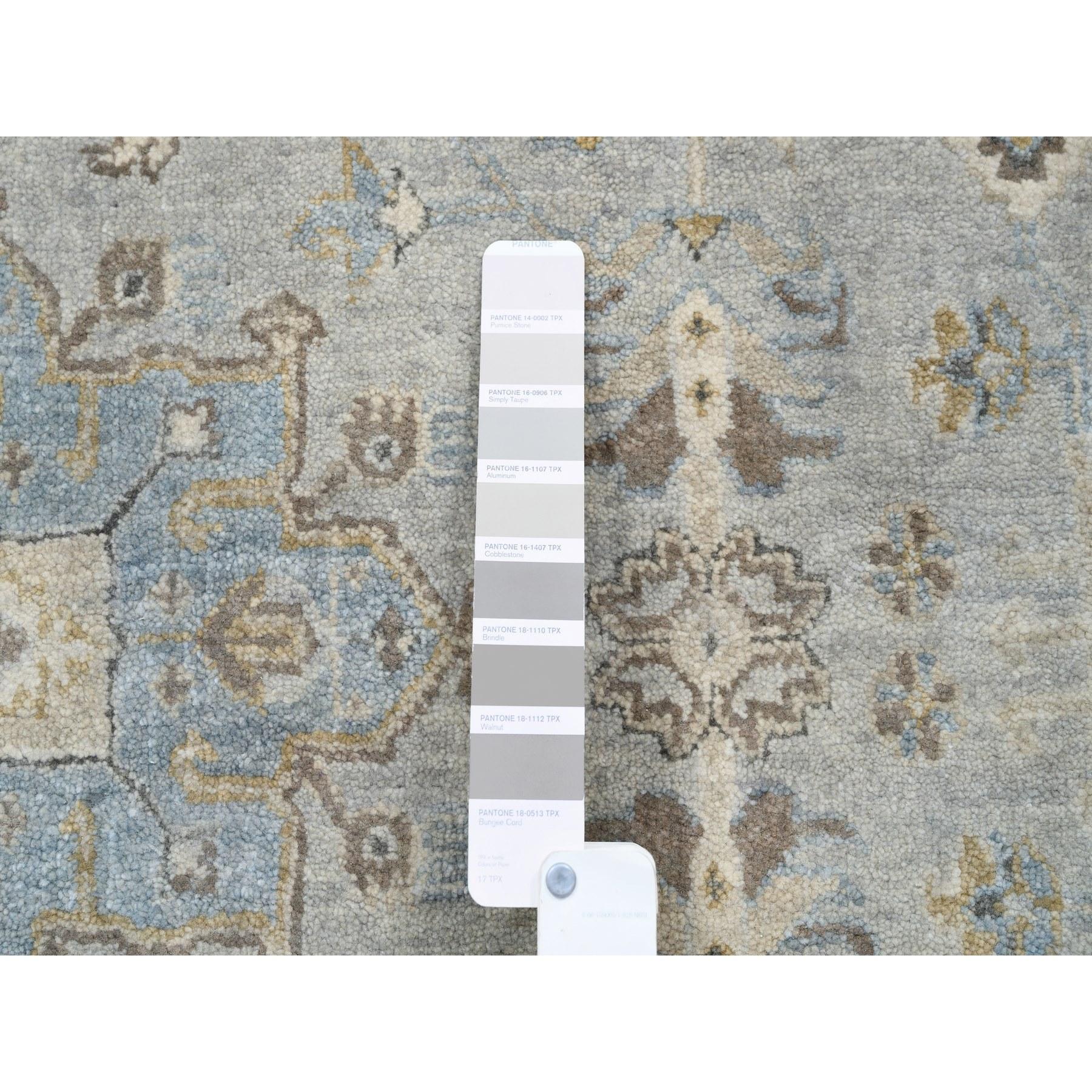 Handgeknüpfter runder Wollteppich in mattiertem grauem Karajeh und geometrischem Design 12' x 12' im Angebot 1