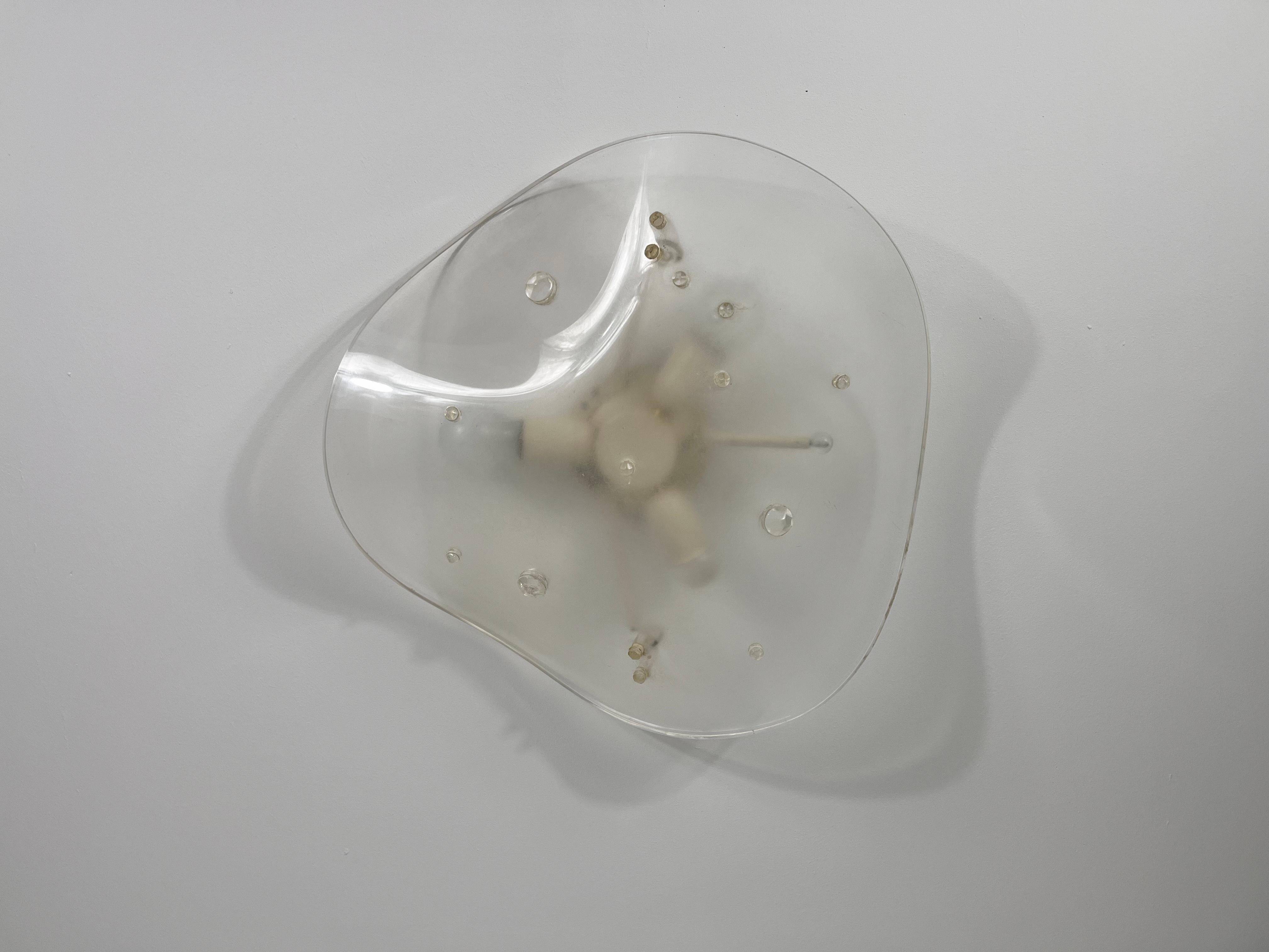 Italian wall lamp or flush mount made in the 1960s. Frosted acrylic glass secured to the metal frame.

The light requires three E27 light bulbs. Very good vintage condition. Works with 110/120/230V. 

Free worldwide express shipping.