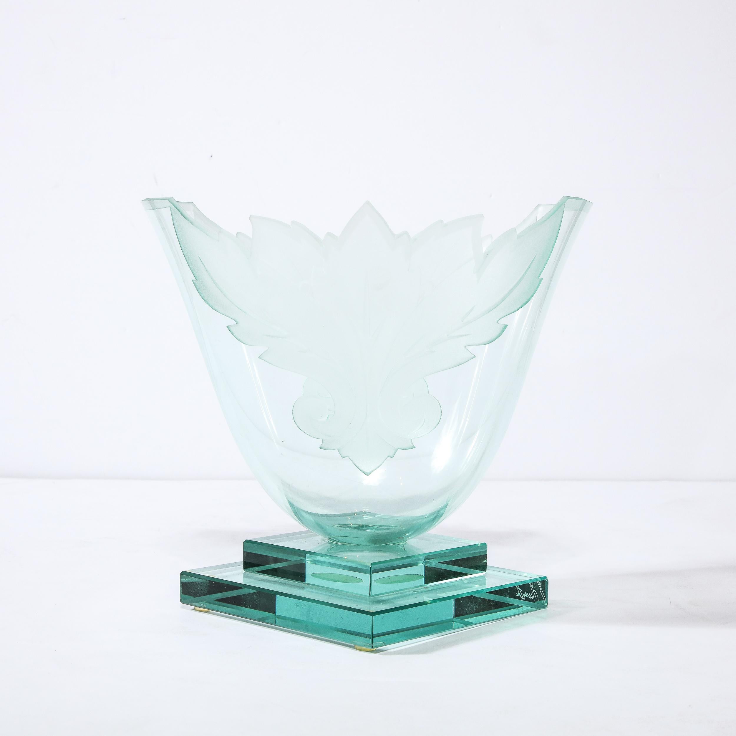 Moderne Vase/bol à feuilles en verre taillé dépoli et gravé sur socle géométrique de Robert Guenther en vente