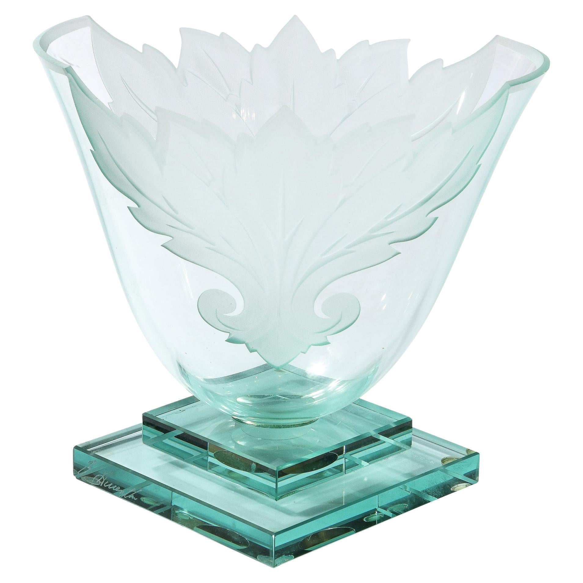 Vase/Schale aus mattiertem und geätztem Glas mit Blattschliff auf geometrischem Sockel von Robert Guenther