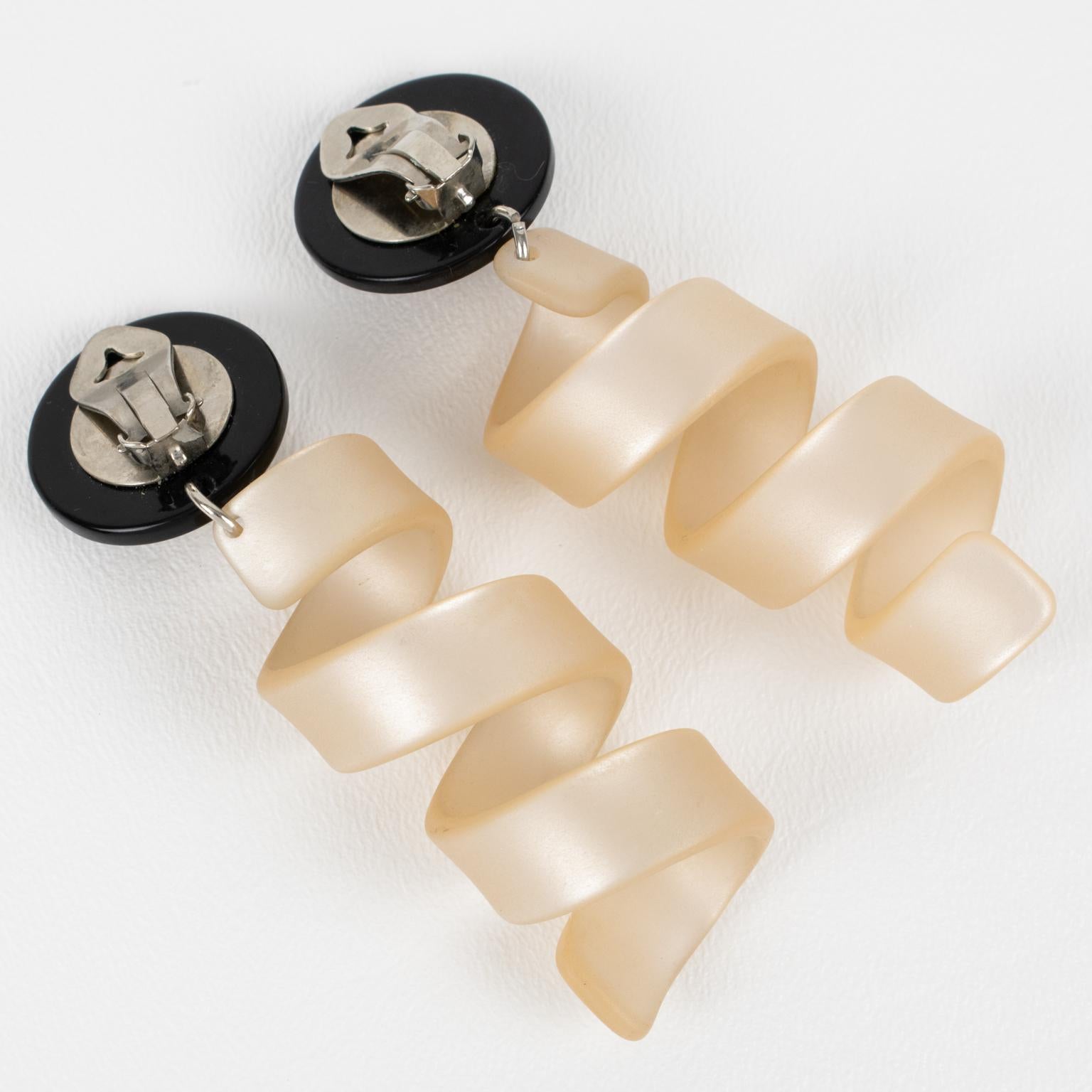 Frosted Beige Nude and Black Lucite Dangle Coiled Clip Earrings In Excellent Condition For Sale In Atlanta, GA