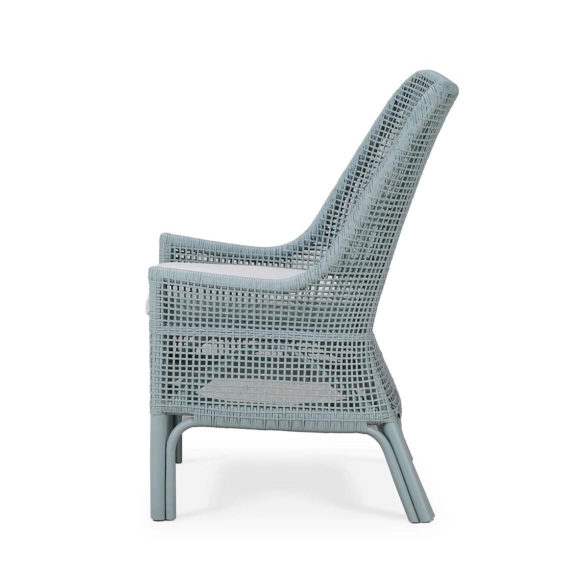 Mit seinem wunderschön geflochtenen, mattblauen Rattangestell verleiht dieser Stuhl jeder Umgebung eine frische, luftige Ausstrahlung. Das Kissen aus Arctic White Performance Fabric bietet Komfort und ist schmutzabweisend, so dass es sich ideal für