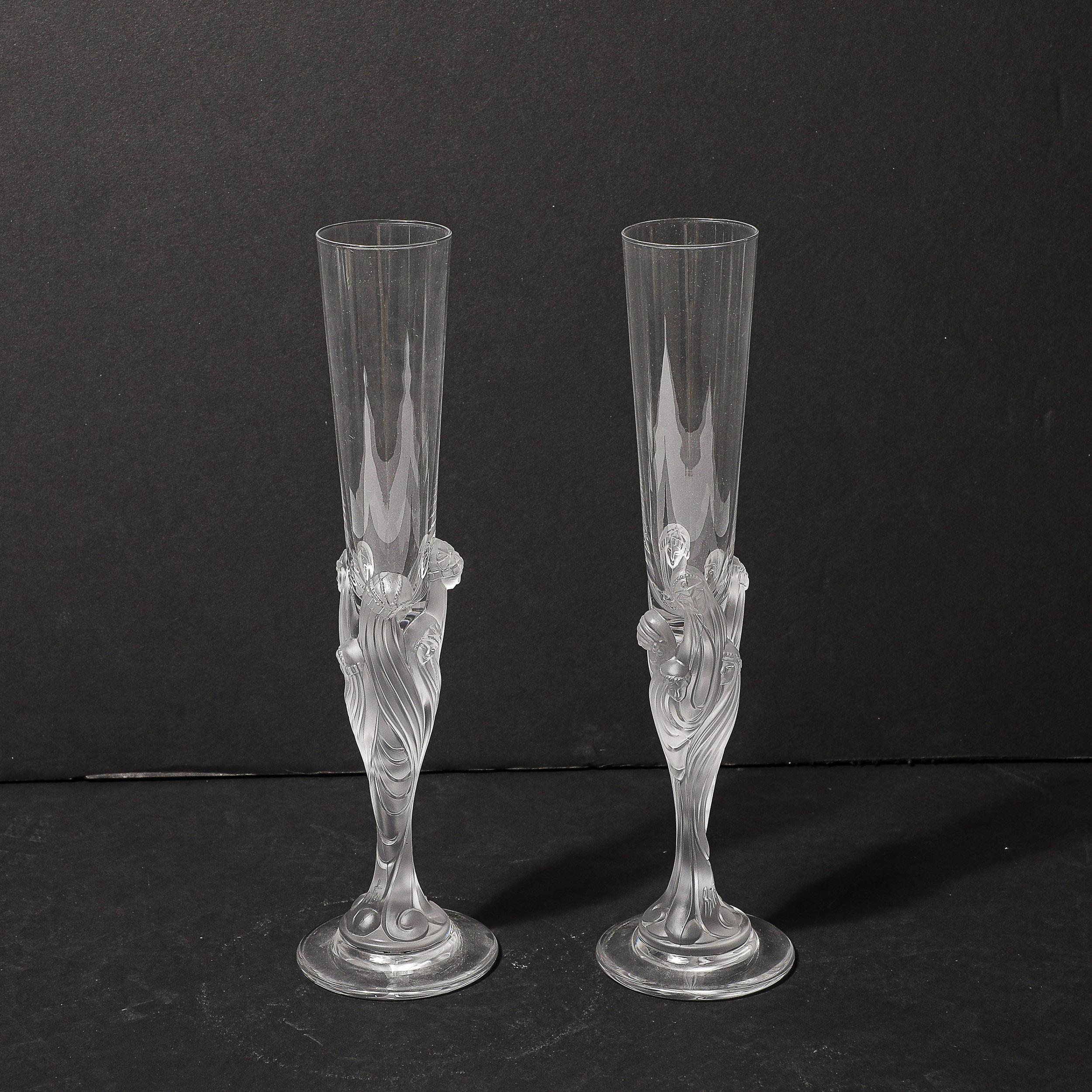 Questa elegante coppia di bicchieri da champagne 