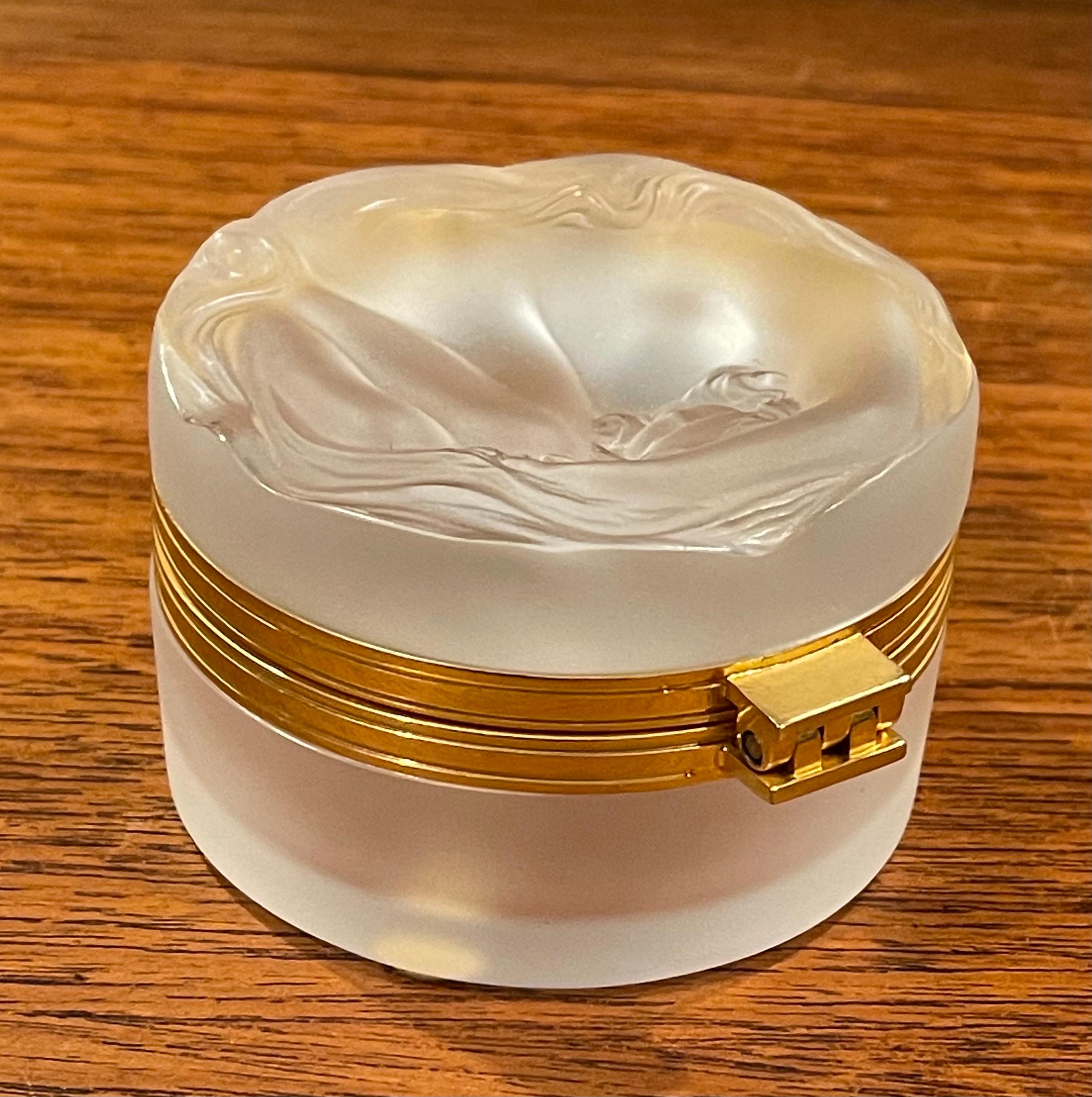 Français Poudrier à couvercle en cristal dépoli Daphne de Nymphe de Lalique de France