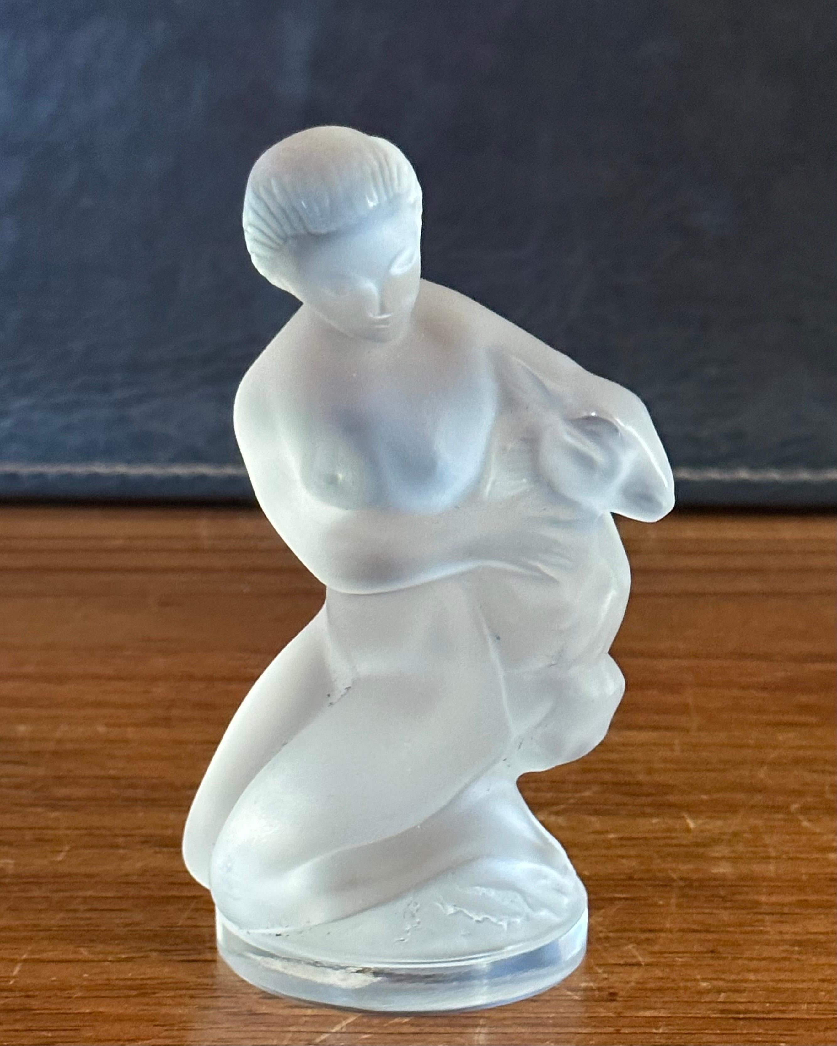 Magnifique sculpture en cristal givré représentant une jeune fille avec un agneau, réalisée par Lalique en France, vers les années 1980. La pièce est en très bon état, sans éclats ni fissures, et mesure 3 