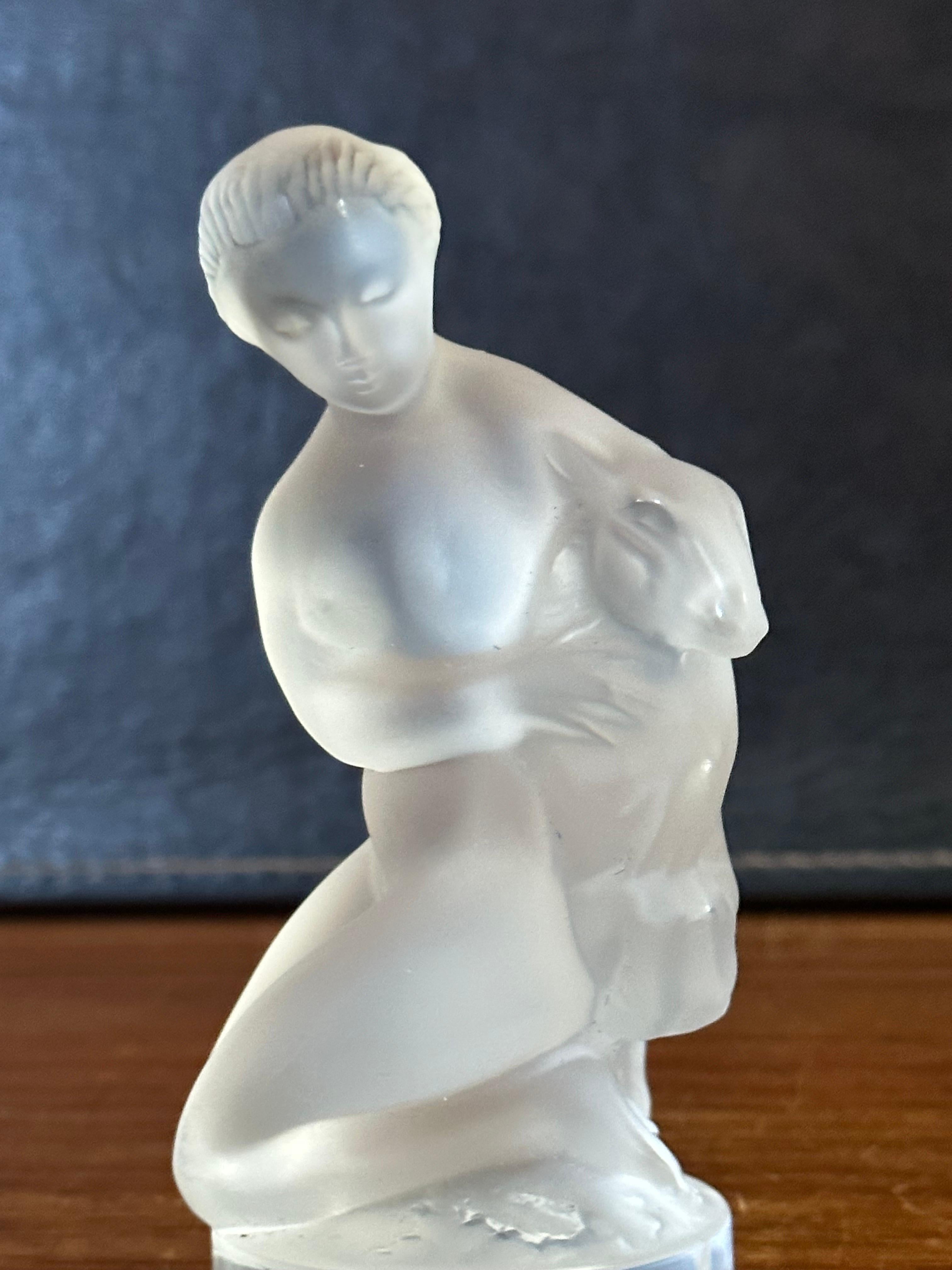 Dépoli Jeune fille avec sculpture d'agneau en cristal dépoli par Lalique de France en vente
