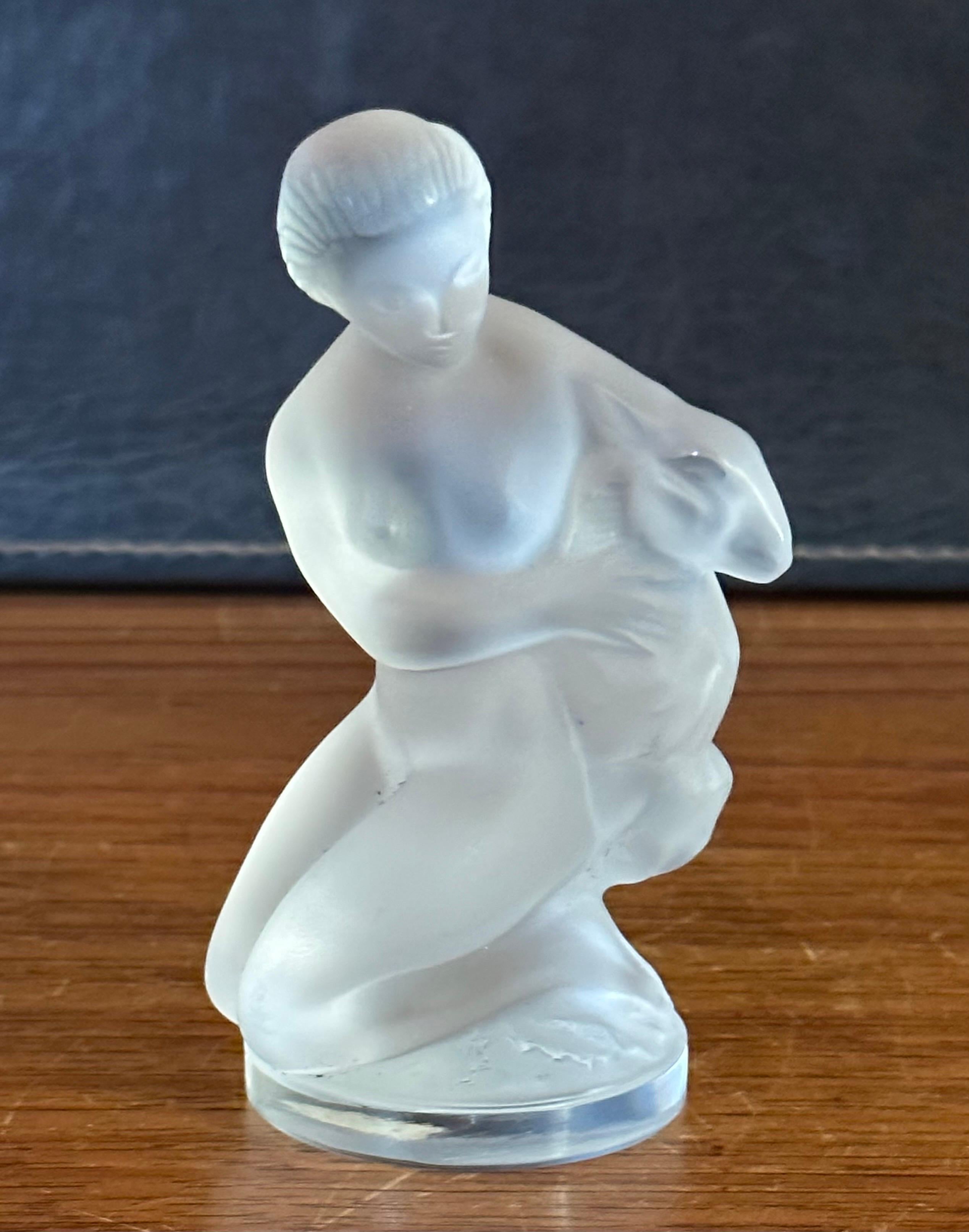 20ième siècle Jeune fille avec sculpture d'agneau en cristal dépoli par Lalique de France en vente
