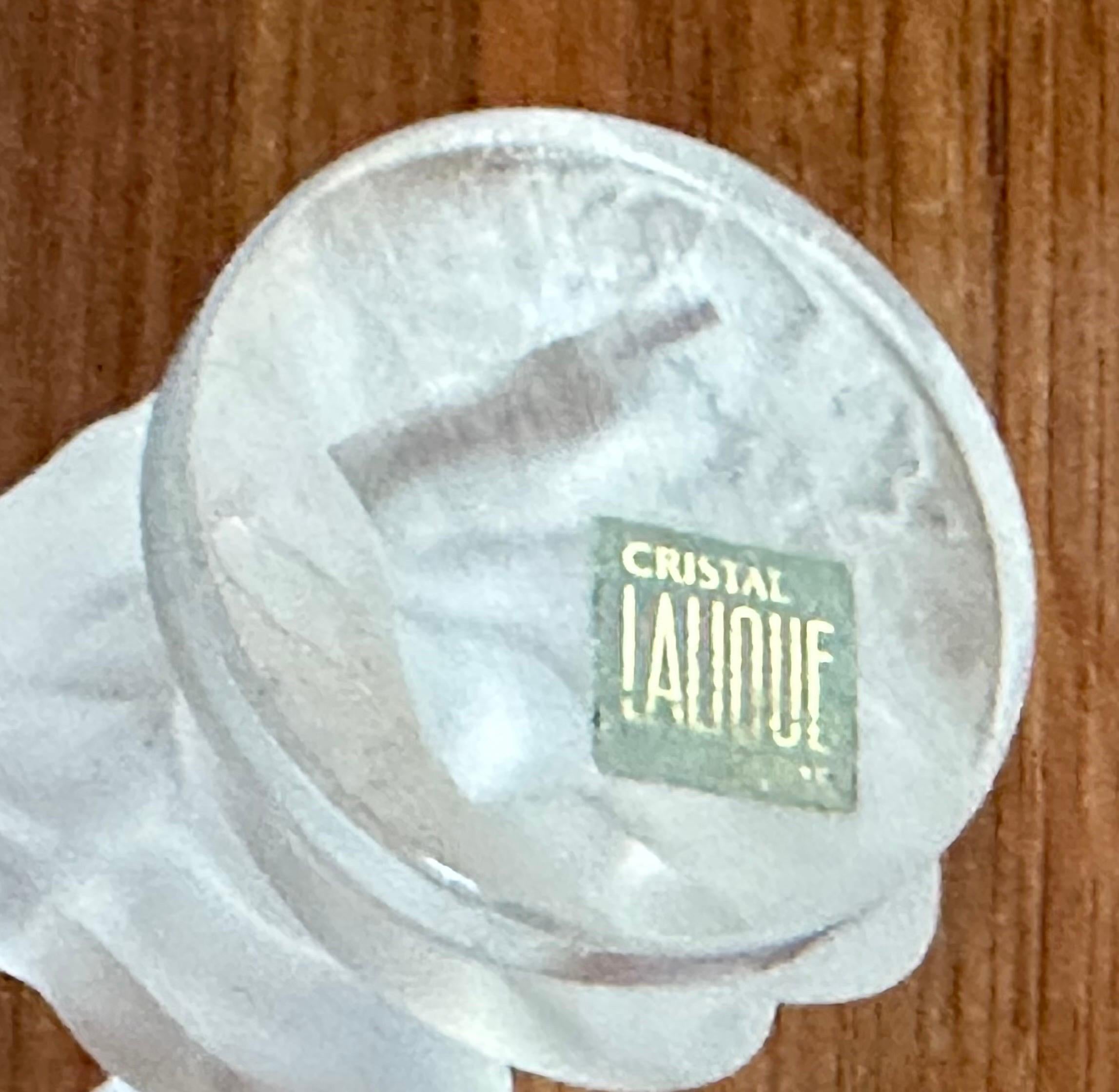 Cristal Jeune fille avec sculpture d'agneau en cristal dépoli par Lalique de France en vente
