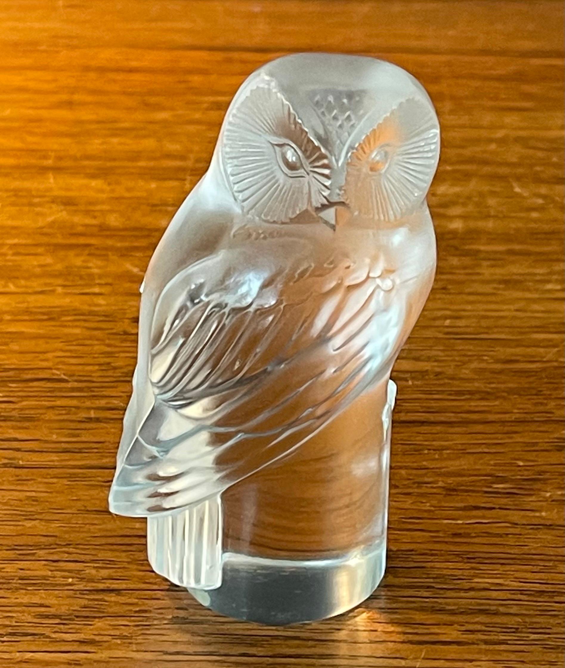 Presse-papiers de sculpture hibou en cristal dépoli de Lalique of France en vente 2