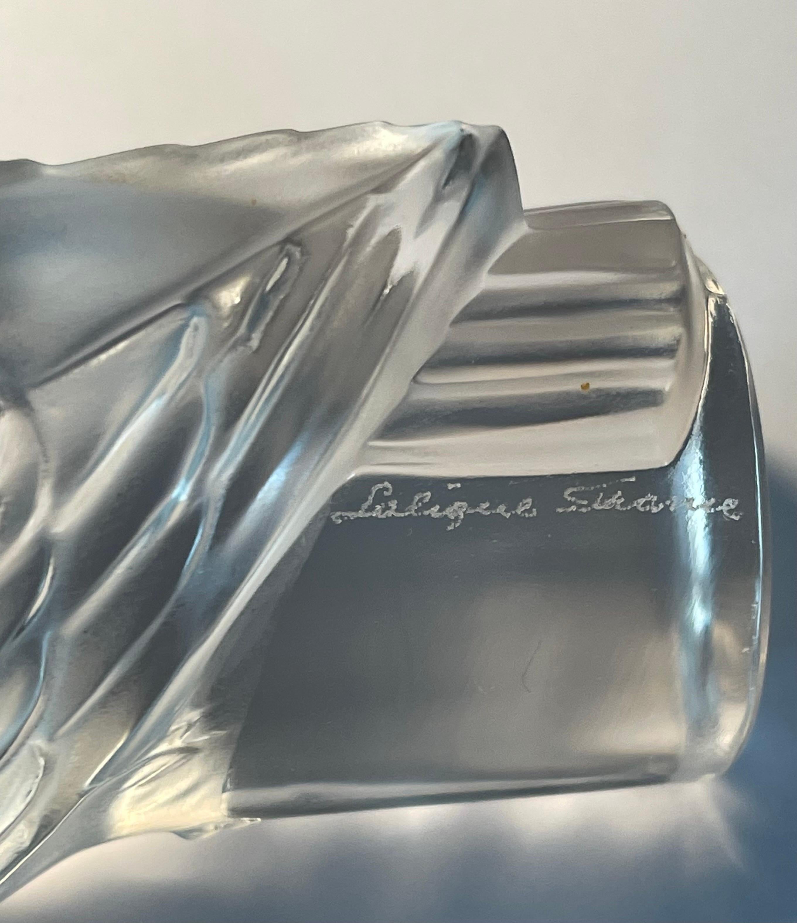 Presse-papiers de sculpture hibou en cristal dépoli de Lalique of France en vente 4