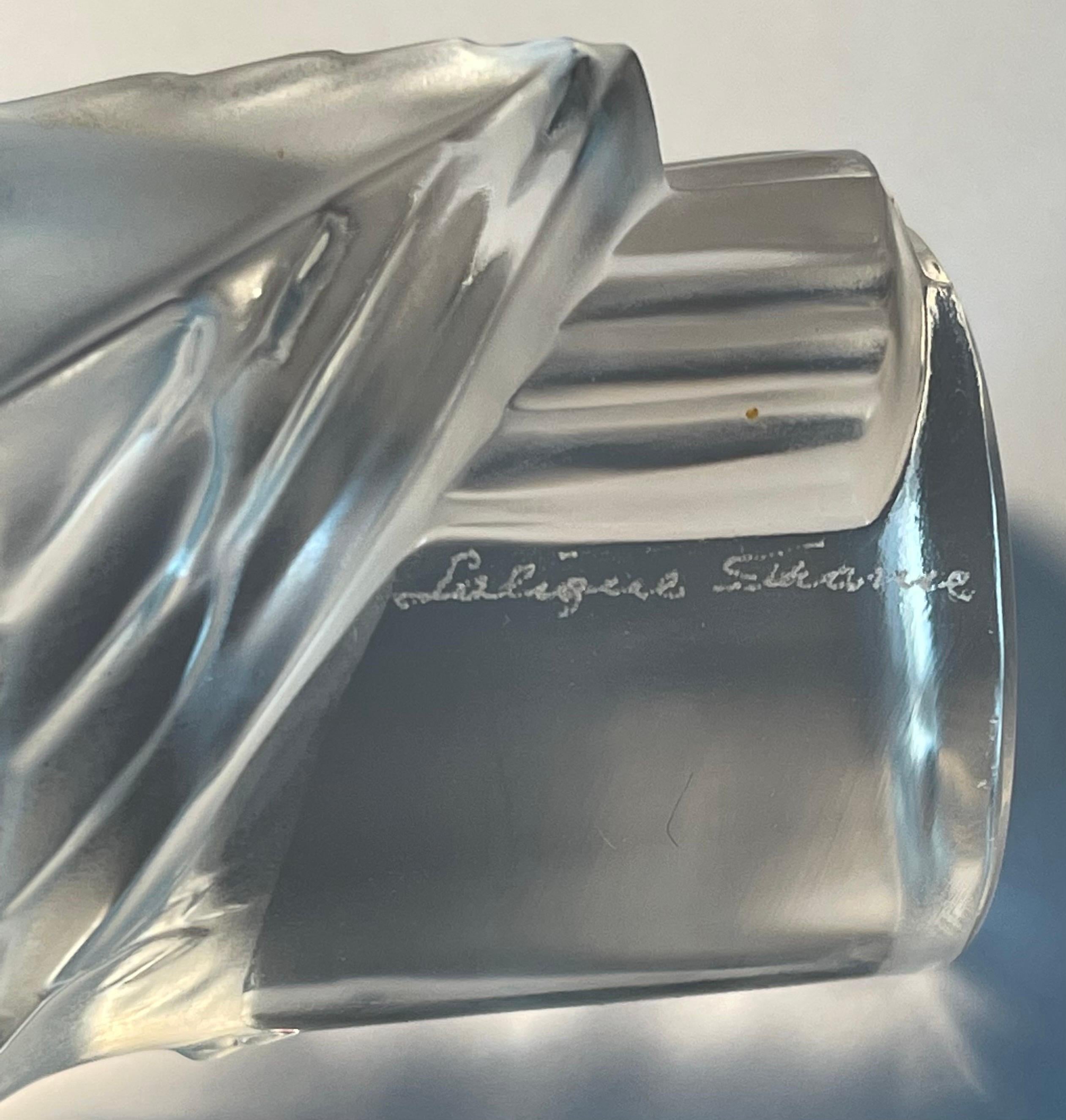 Presse-papiers de sculpture hibou en cristal dépoli de Lalique of France en vente 5