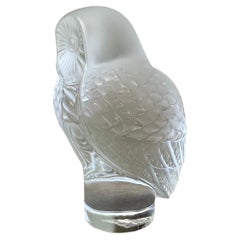 Scultura di gufo in cristallo smerigliato fermacarte di Lalique, Francia