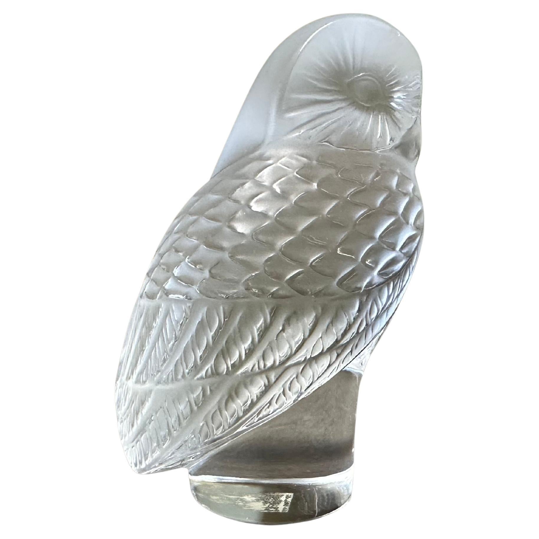 Briefbeschwerer mit Eule-Skulptur aus mattiertem Kristall von Lalique of France (Französisch) im Angebot