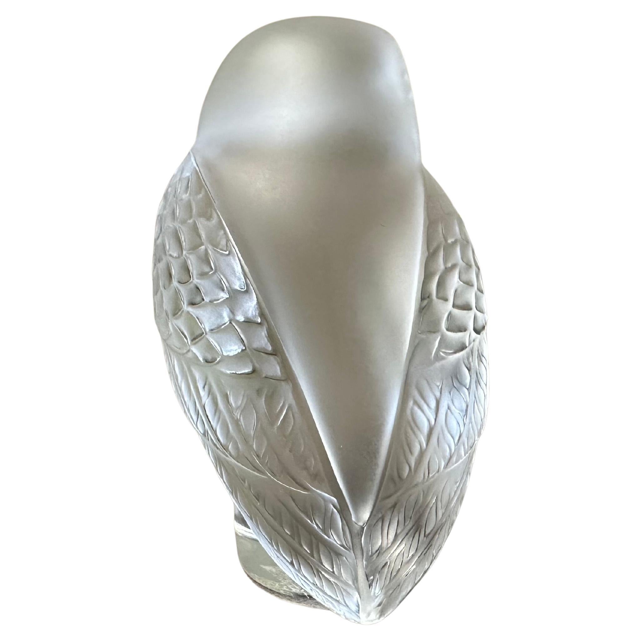Briefbeschwerer mit Eule-Skulptur aus mattiertem Kristall von Lalique of France im Zustand „Gut“ im Angebot in San Diego, CA