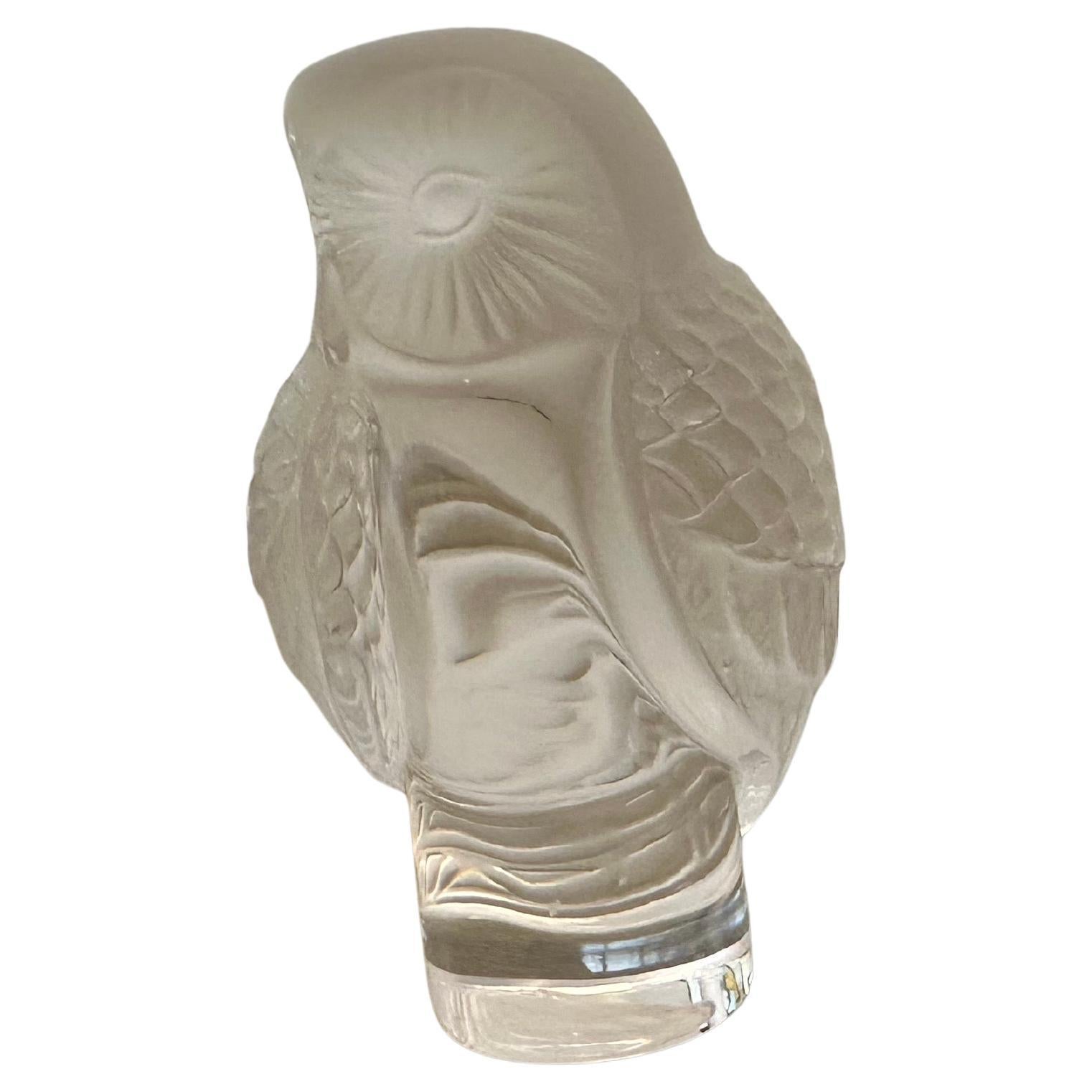 Briefbeschwerer mit Eule-Skulptur aus mattiertem Kristall von Lalique of France im Angebot 1