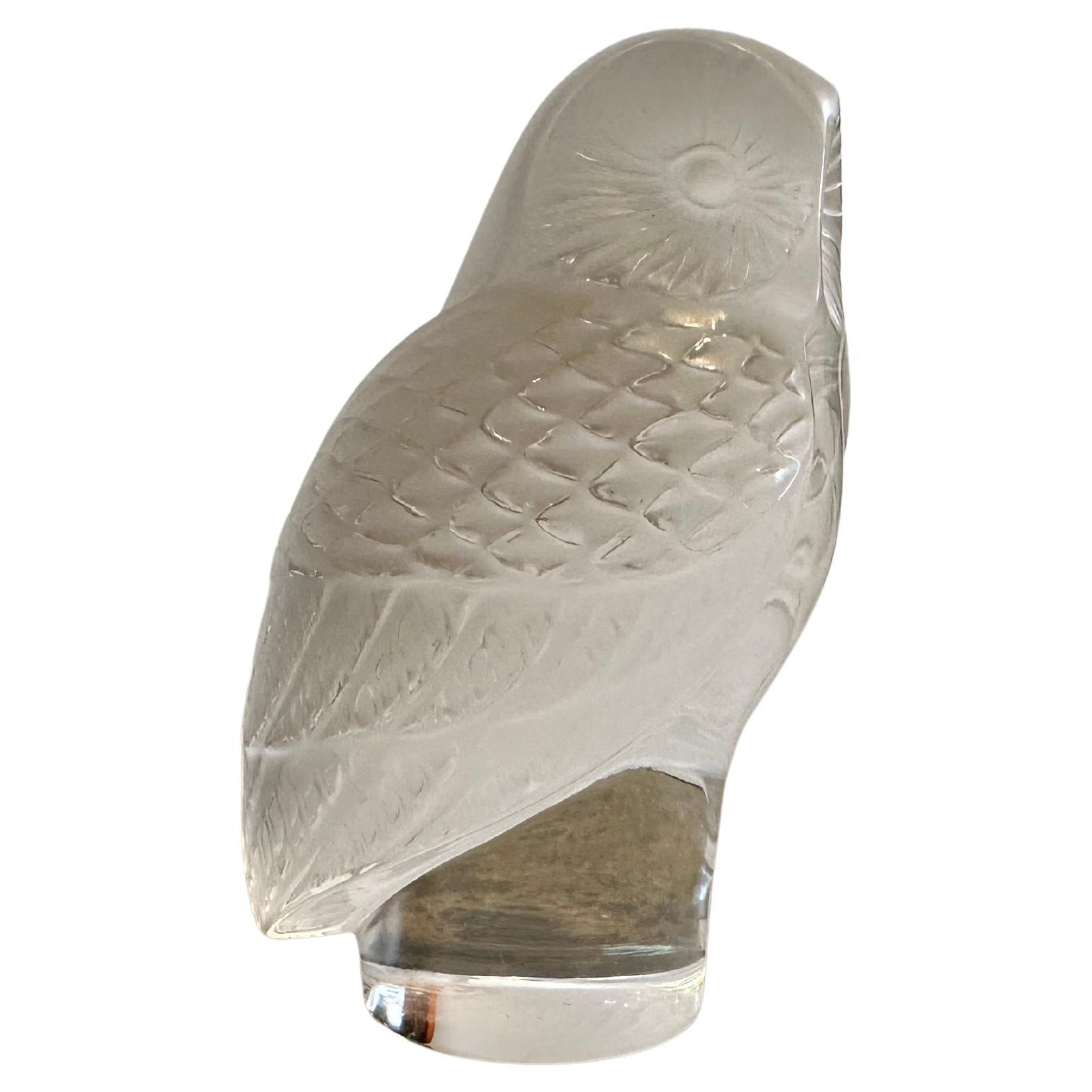 Briefbeschwerer mit Eule-Skulptur aus mattiertem Kristall von Lalique of France im Angebot 3