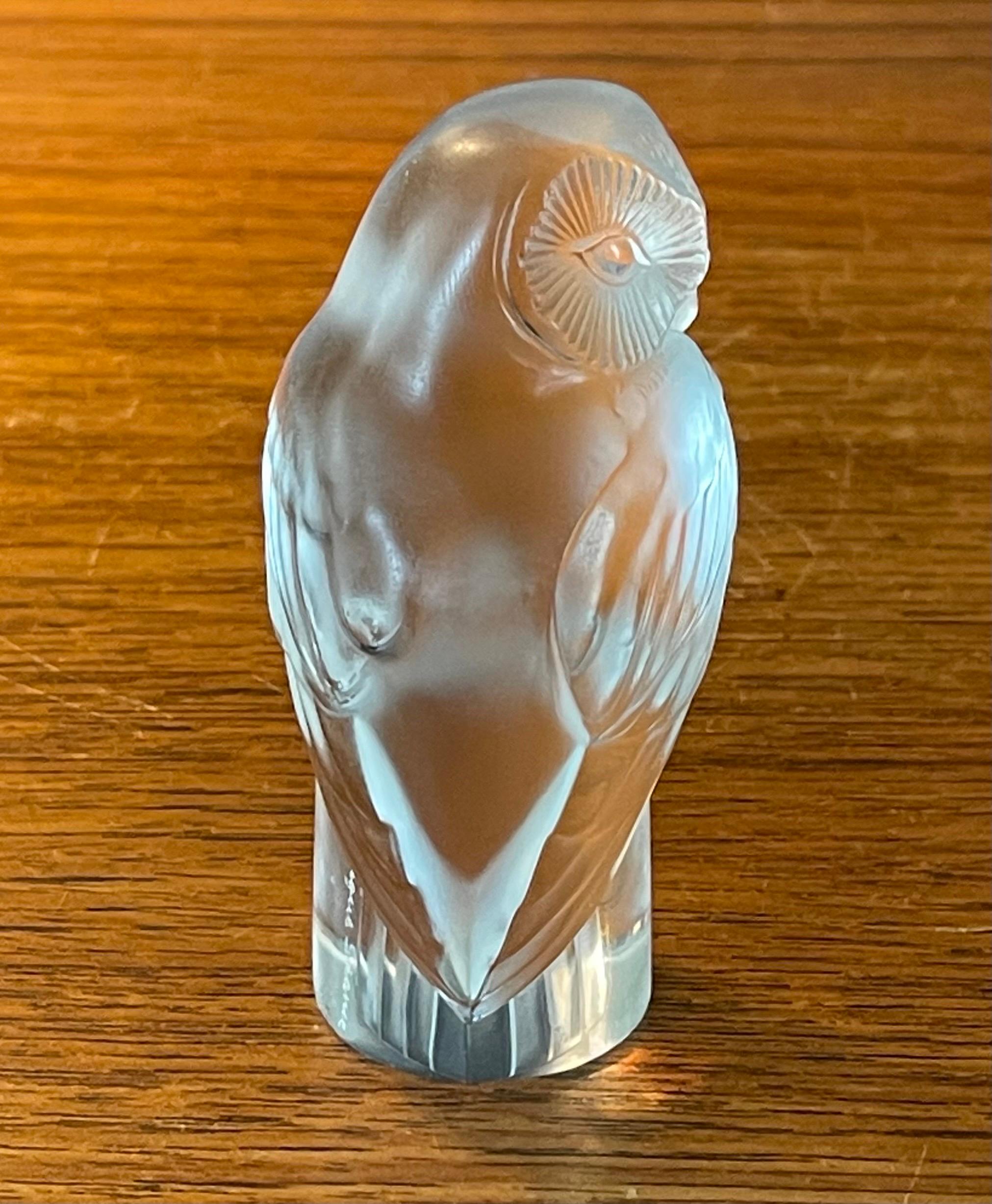 Presse-papiers de sculpture hibou en cristal dépoli de Lalique of France en vente 1