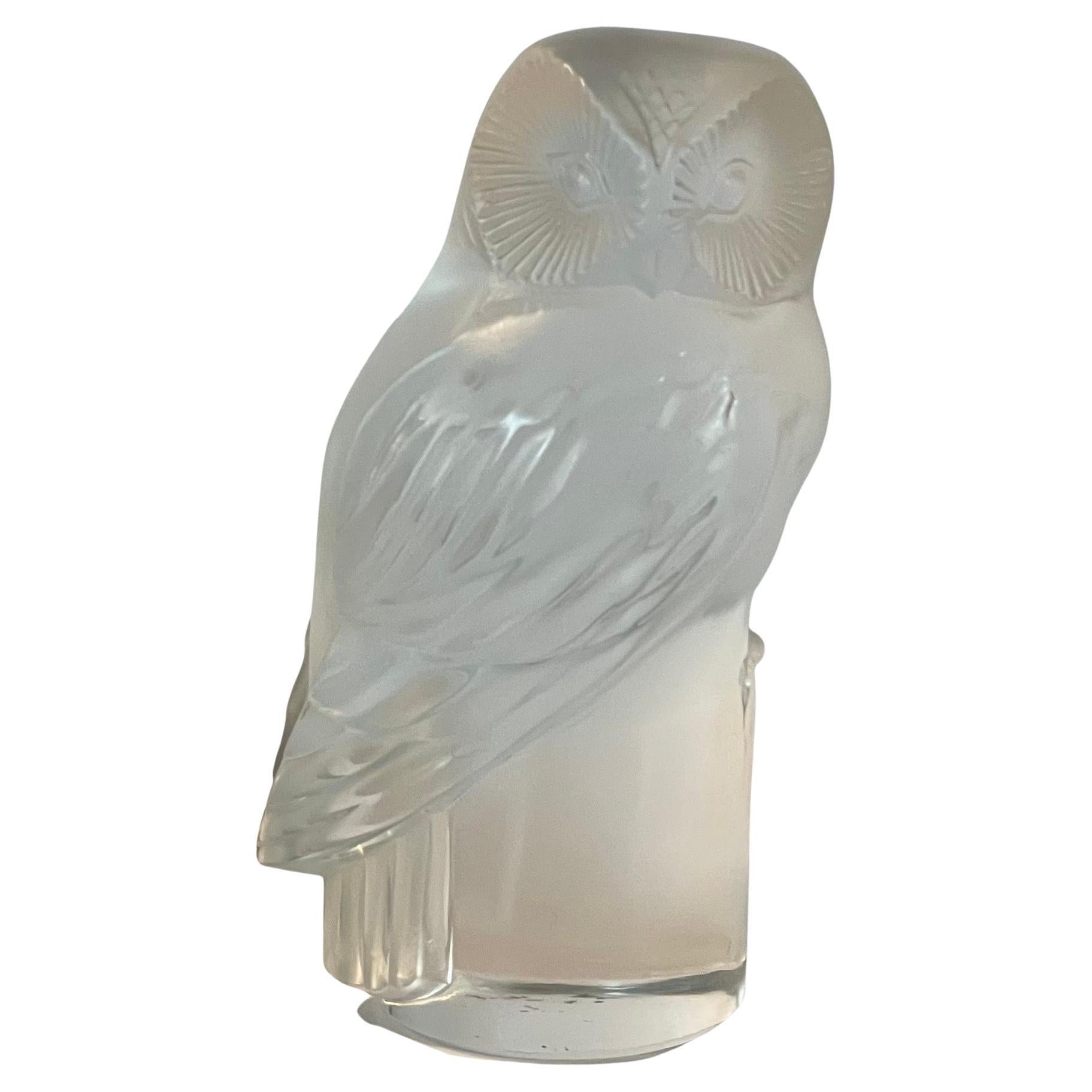 Presse-papiers de sculpture hibou en cristal dépoli de Lalique of France en vente