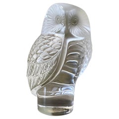Briefbeschwerer mit Eule-Skulptur aus mattiertem Kristall von Lalique of France