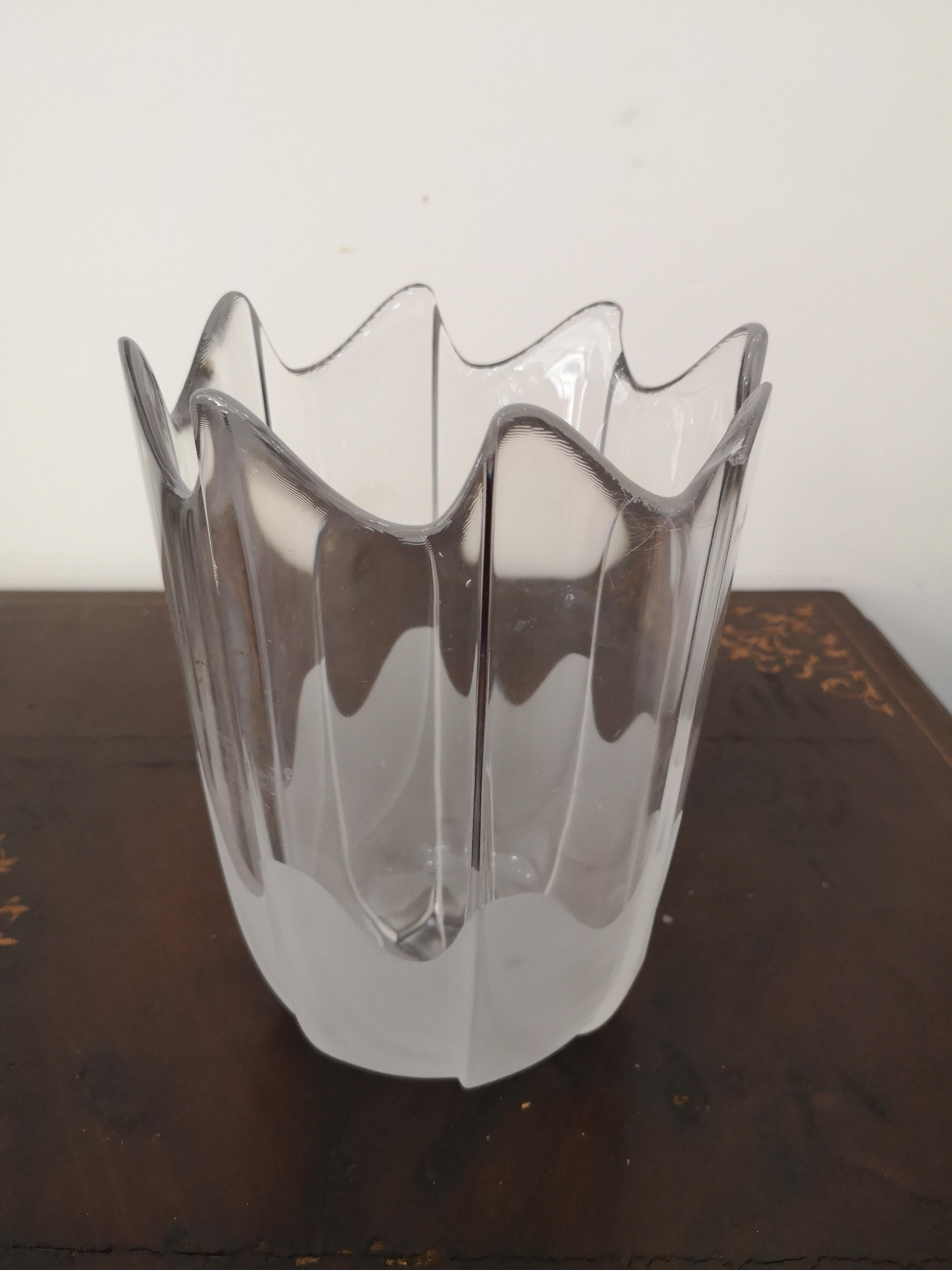 Rosenthal Studio Line vase 1980s 
frosted glass at the bottom and transparent
in the upper part.
The vase measures 20 cm in height
and in width cm 15
The vase is in good condition but has
a small chipping visible in the last photos

Rosenthal Studio