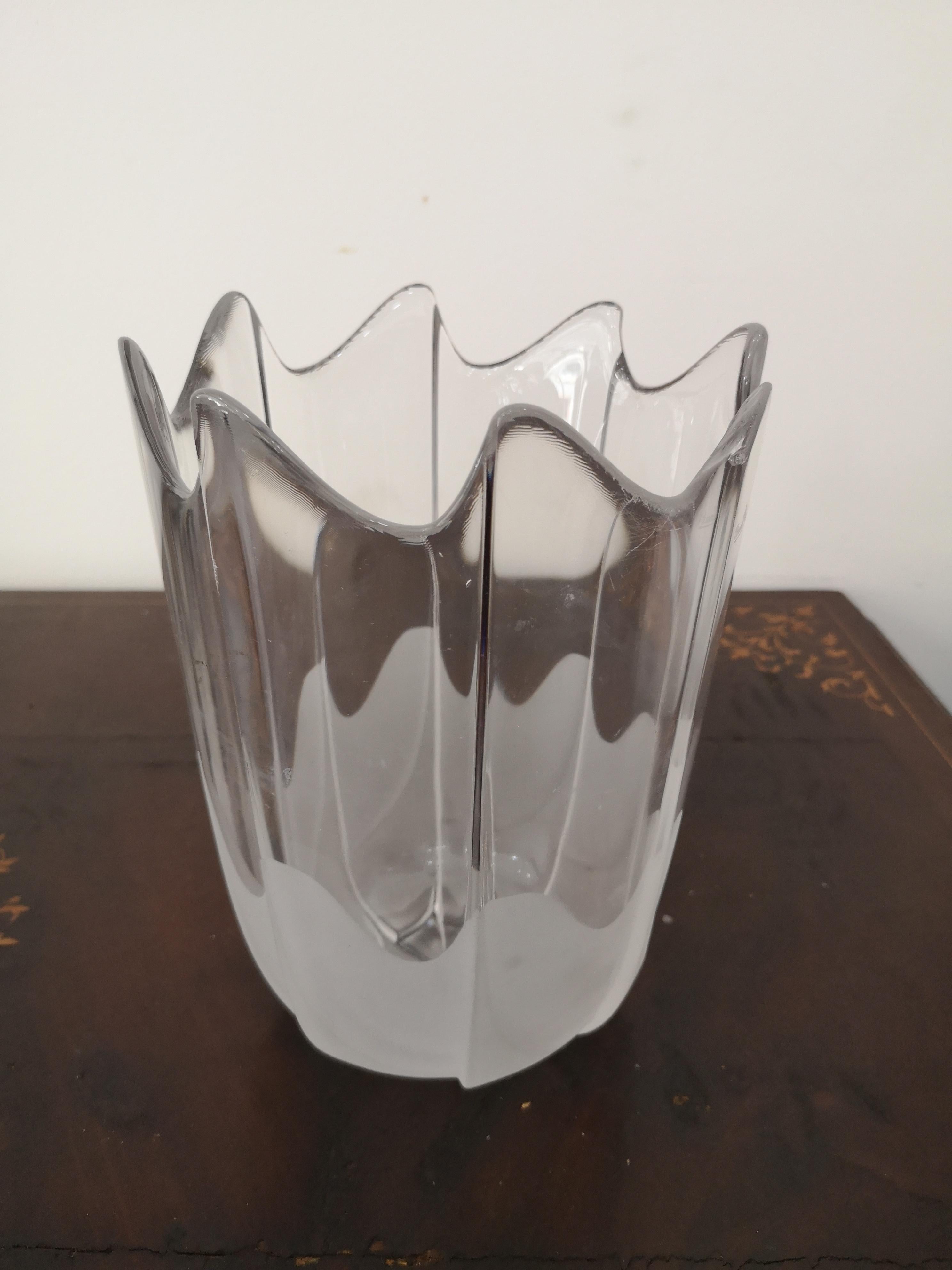 Jarrón Rosenthal Studio Line Años 80 
vidrio esmerilado en la parte inferior y transparente
en la parte superior.
El jarrón mide 20 cm de altura
y en anchura cm 15
El jarrón está en buen estado pero tiene
un pequeño desconchón visible en las últimas