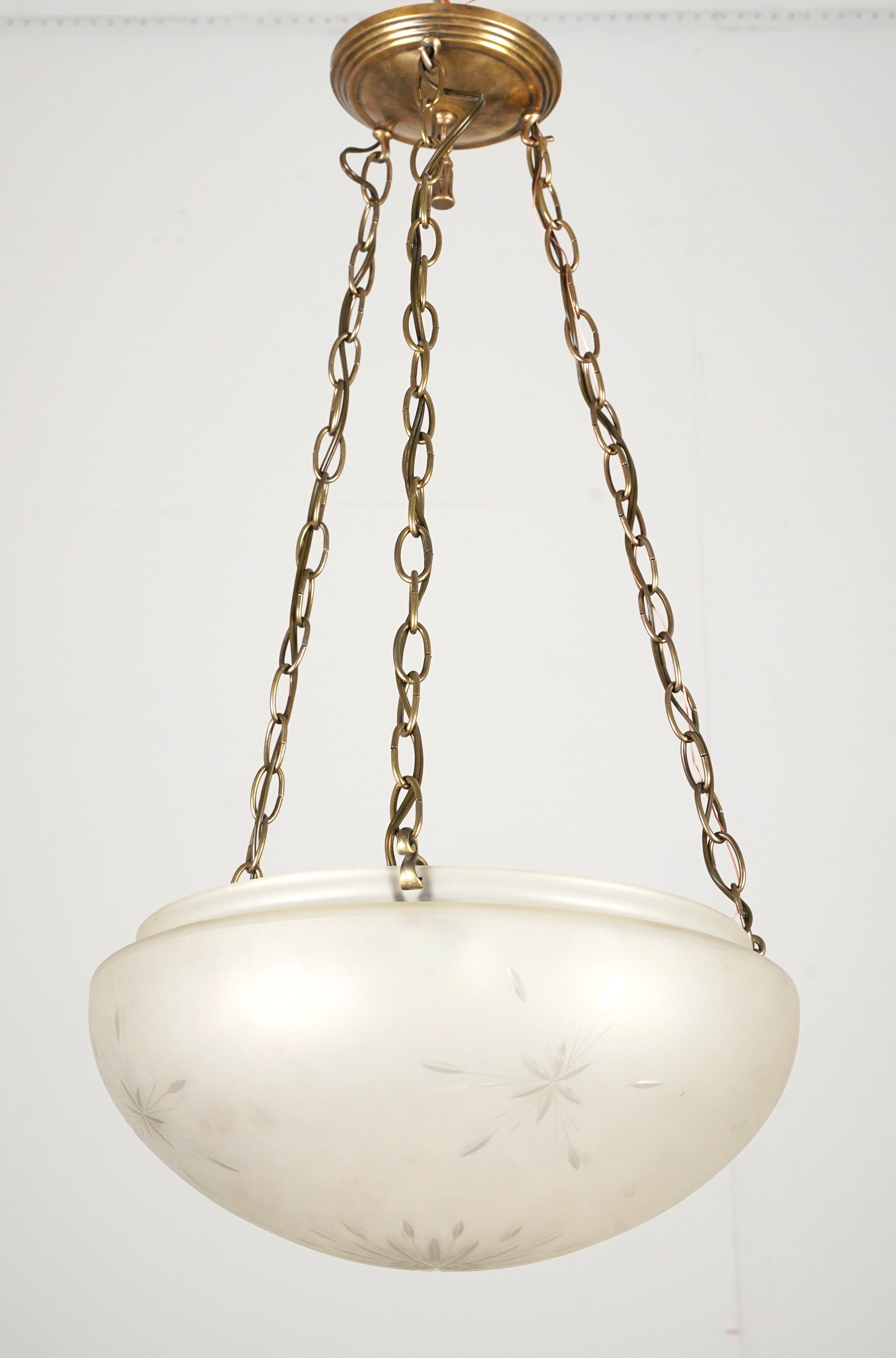 Lampada a sospensione composta da un paralume in vetro smerigliato acidato, un baldacchino in ottone e una catena in acciaio. Richiede tre lampadine standard di tipo Edison a base media. Questa luce è stata pulita e restaurata. Si prega di notare
