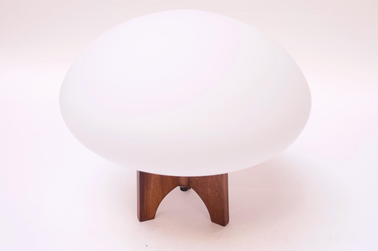Bill Curry for Laurel table lamp composed of a frosted glass 'mushroom' shade atop a tripod walnut base, circa 1960s. Very good, vintage condition free of chips / breaks. Socket retains Laurel Lamp Co. remnant tag.
Base to socket height is