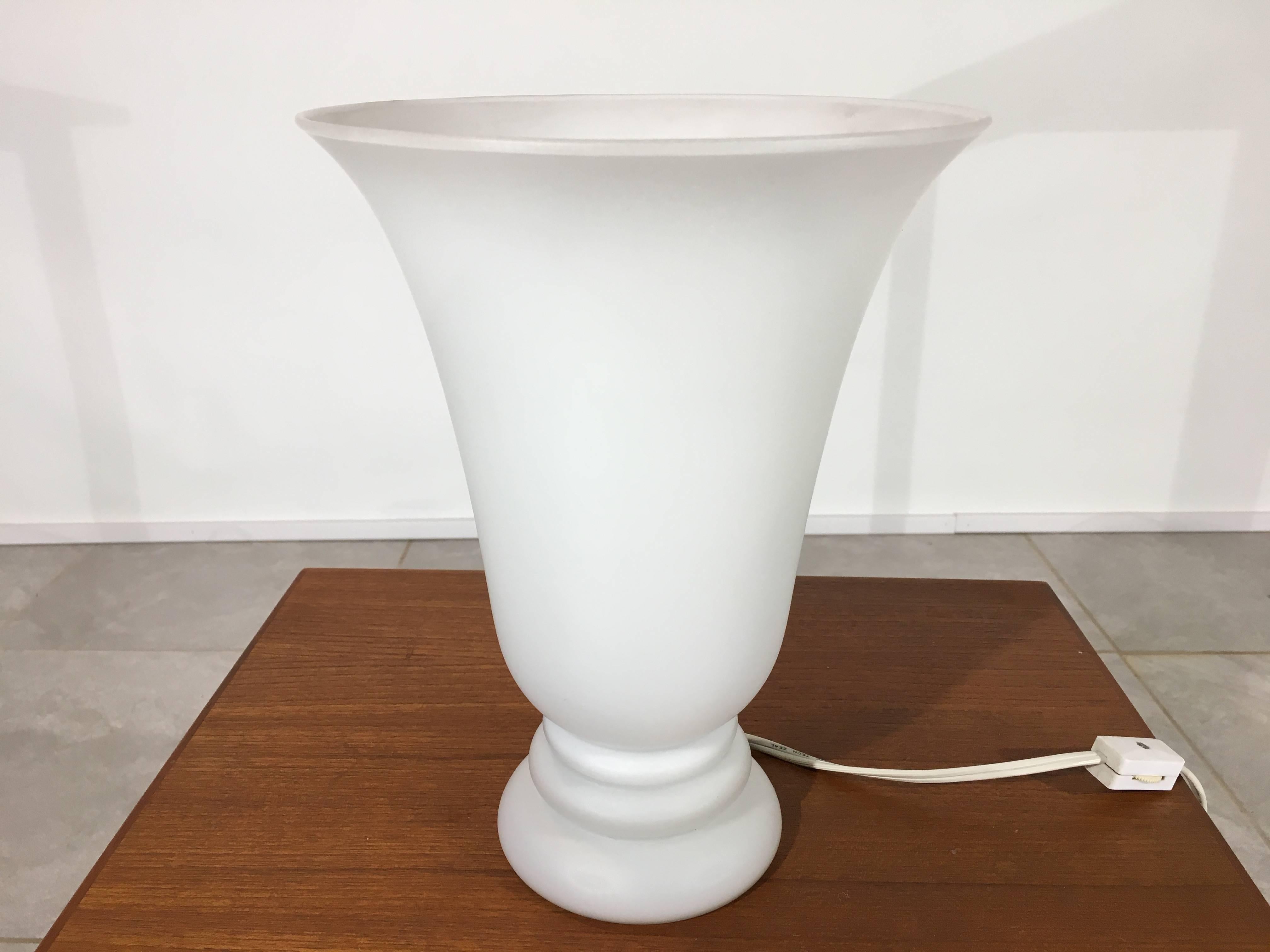 Magnifique lampe de table en verre dépoli, soufflée à la main en France par CVV Vianne dans les années 1970.