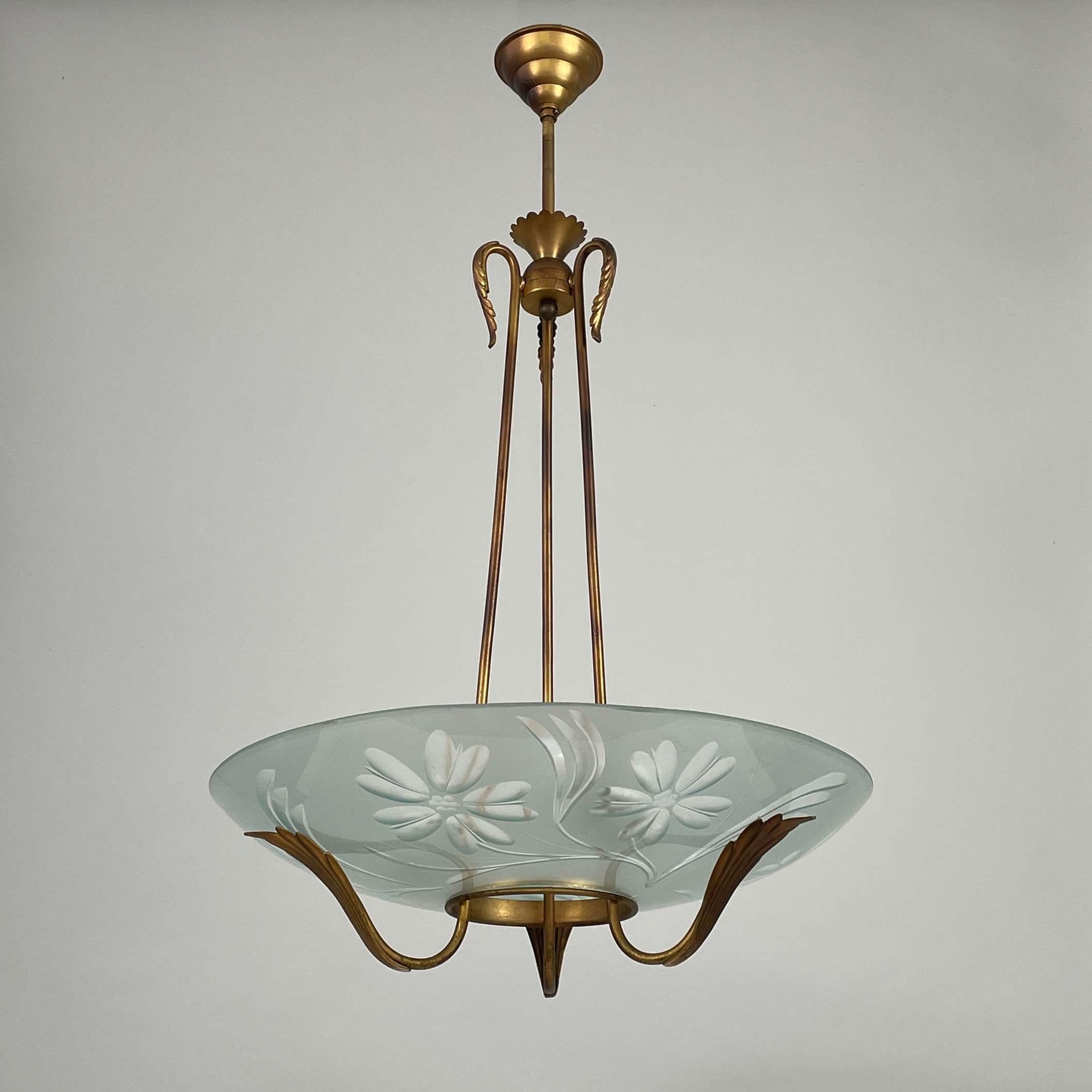 Dieser schöne Kronleuchter aus der Mitte des Jahrhunderts wurde in Italien entworfen und hergestellt.

Die Leuchte hat ein raffiniertes und elegantes Design, typisch für die 1950er Jahre.

Der Kronleuchter hat einen schalenförmigen Schirm aus