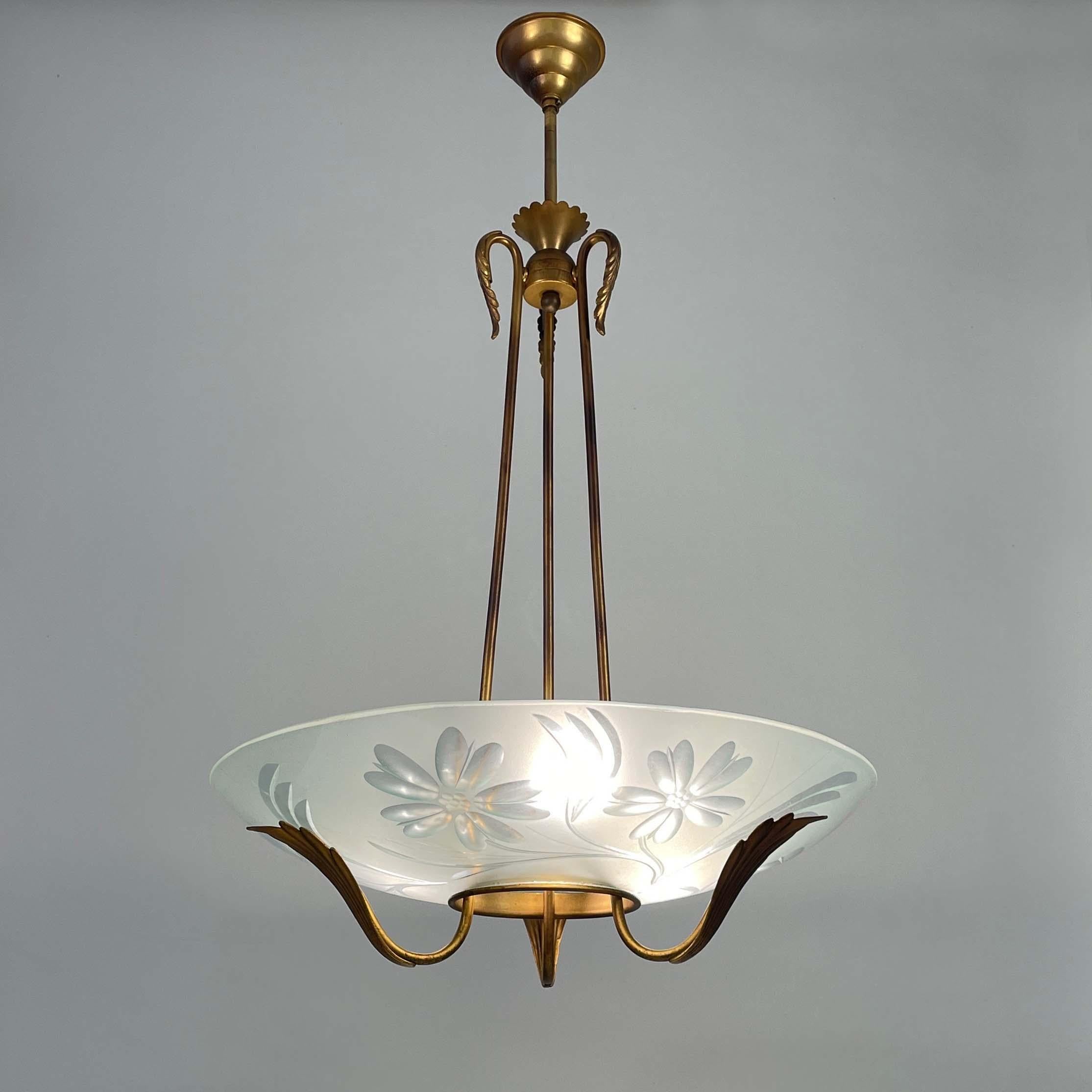 Kronleuchter aus Milchglas und Messing, Fontana Arte-Stil, Italien 1950er Jahre (Moderne der Mitte des Jahrhunderts) im Angebot