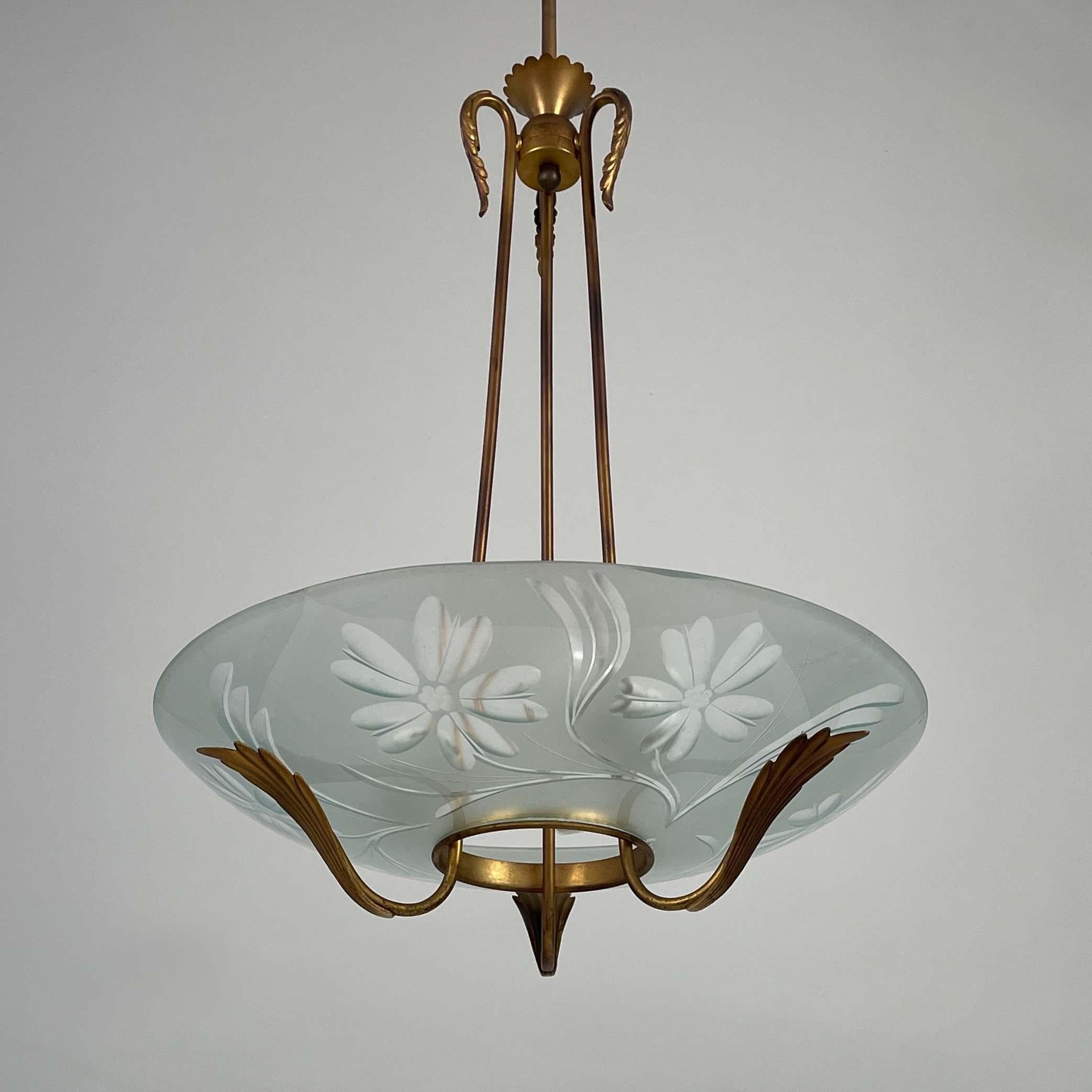 Kronleuchter aus Milchglas und Messing, Fontana Arte-Stil, Italien 1950er Jahre (Italienisch) im Angebot