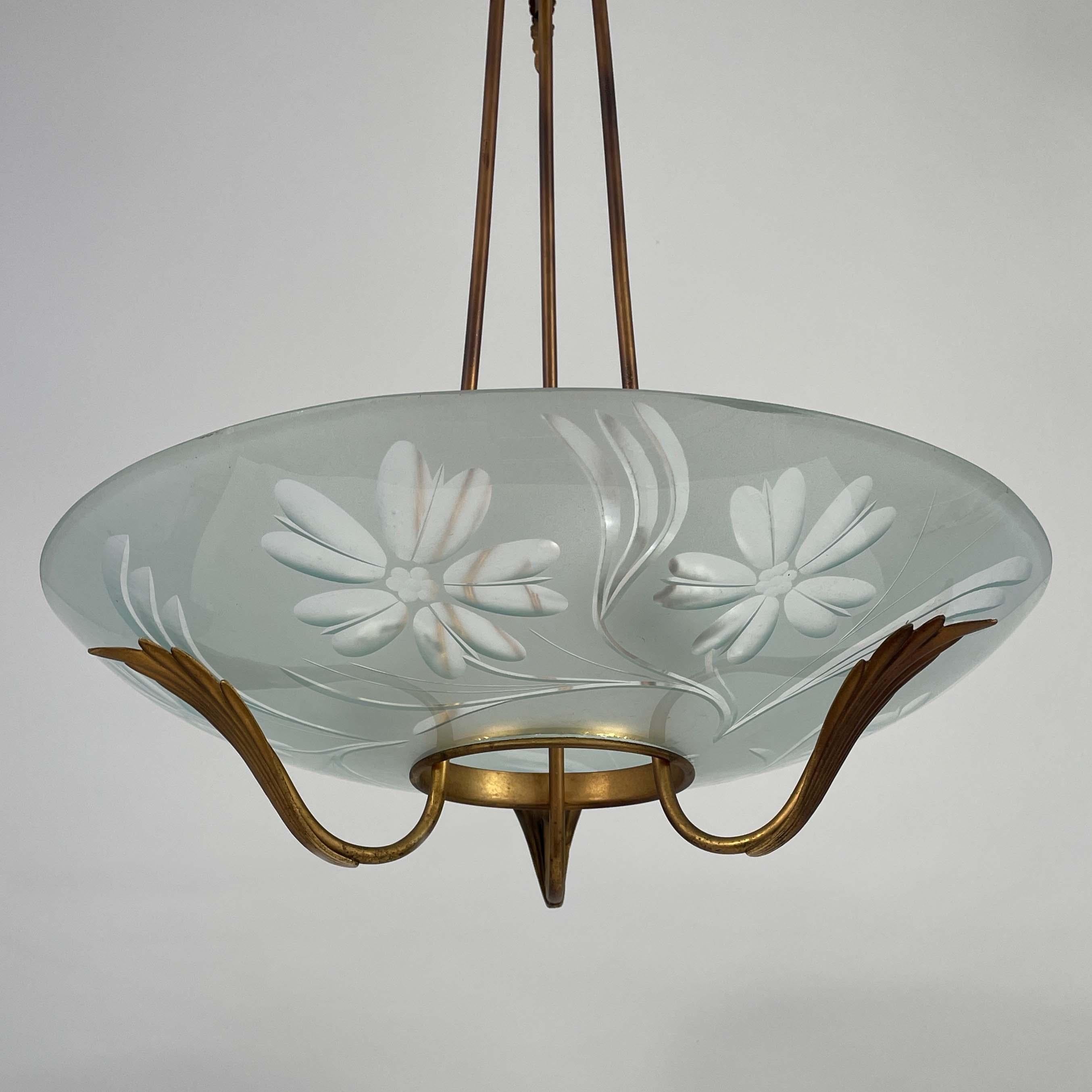 Kronleuchter aus Milchglas und Messing, Fontana Arte-Stil, Italien 1950er Jahre im Angebot 1